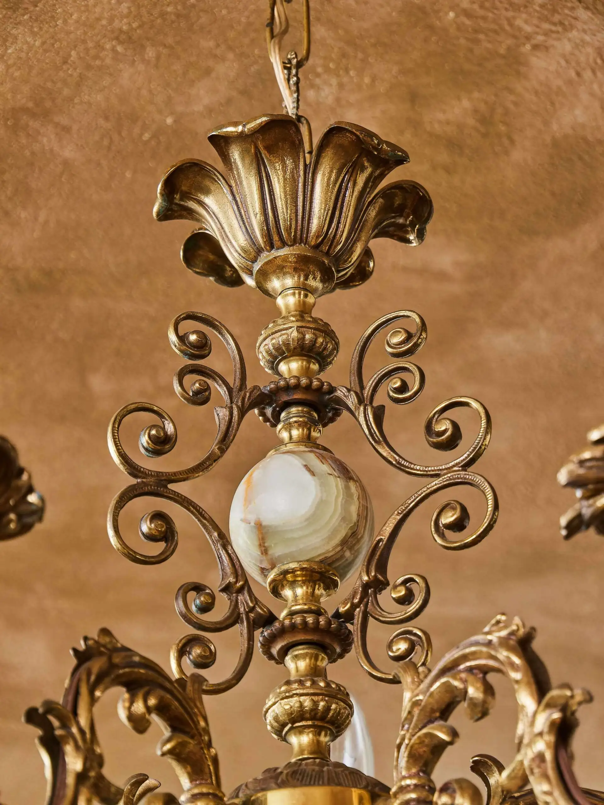 Stylový lustr s onyxem