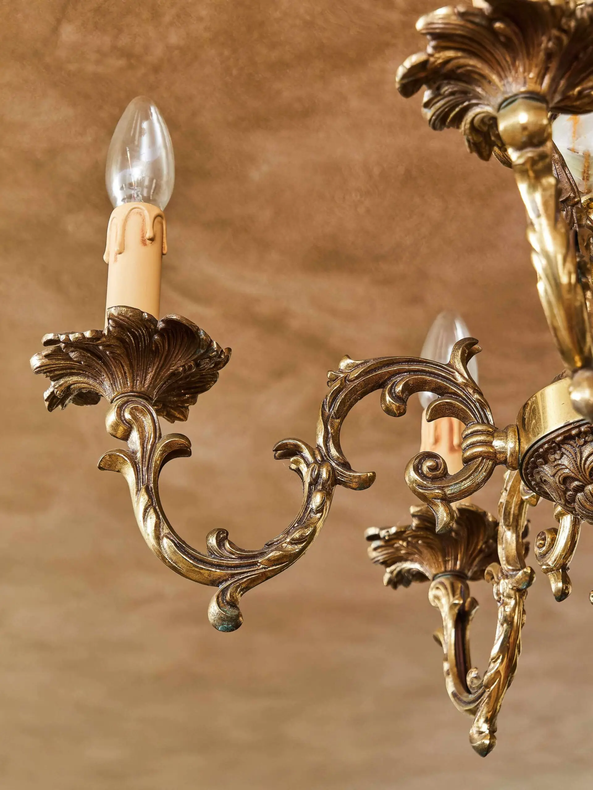 Stylový lustr s onyxem