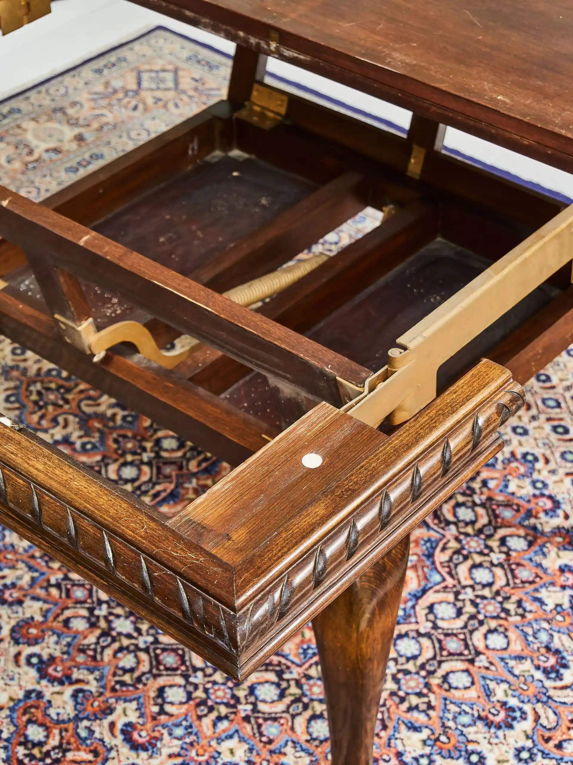 Anglický konferenční stolek rozkládací na jídelní