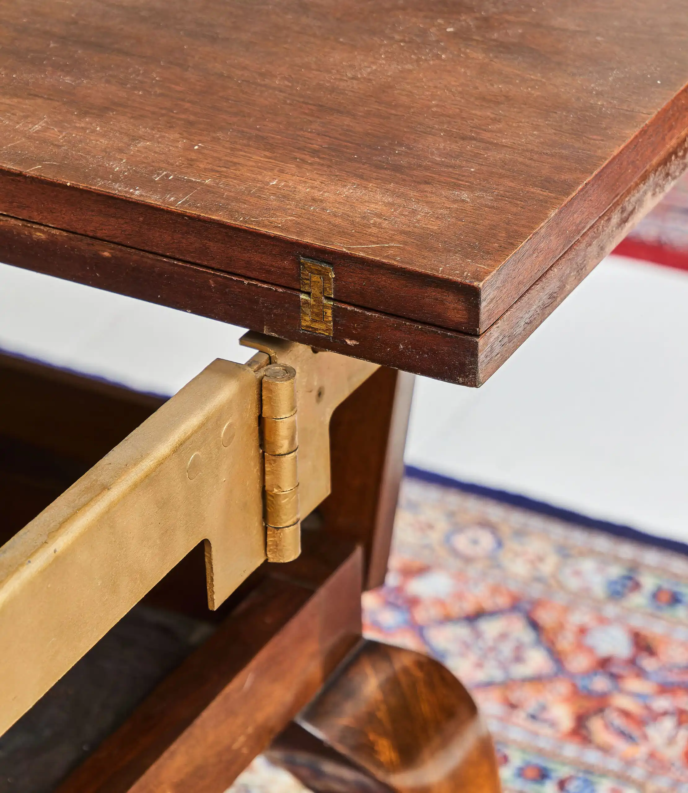 Anglický konferenční stolek rozkládací na jídelní