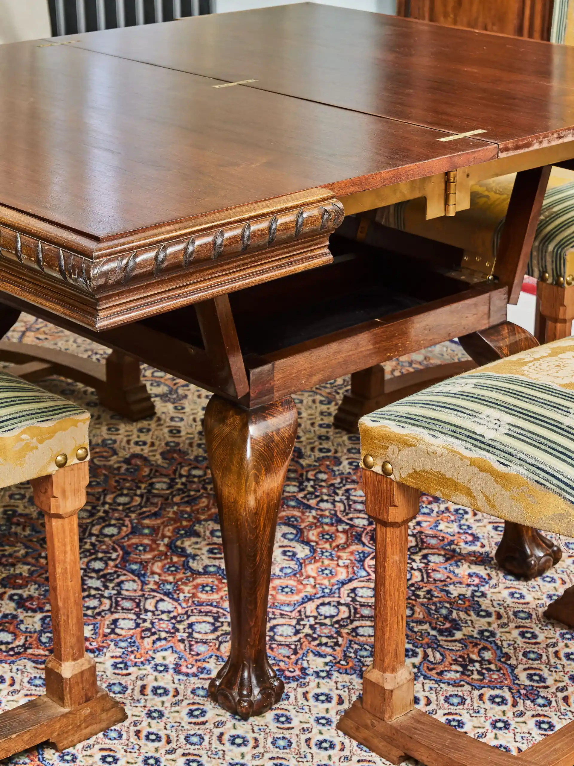 Anglický konferenční stolek rozkládací na jídelní