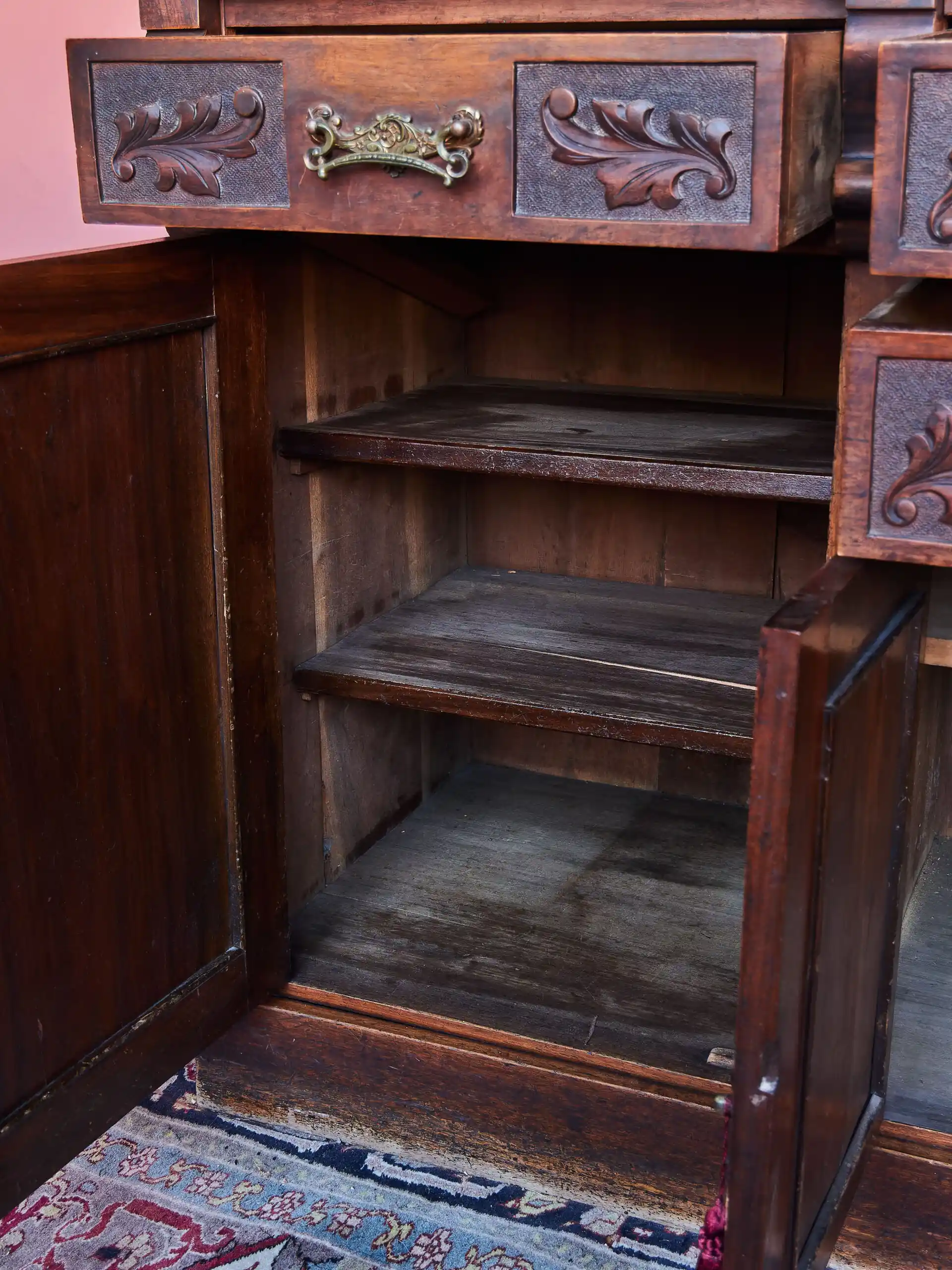 Anglický příborník s velkým zrcadlem – ručně vyřezávaný