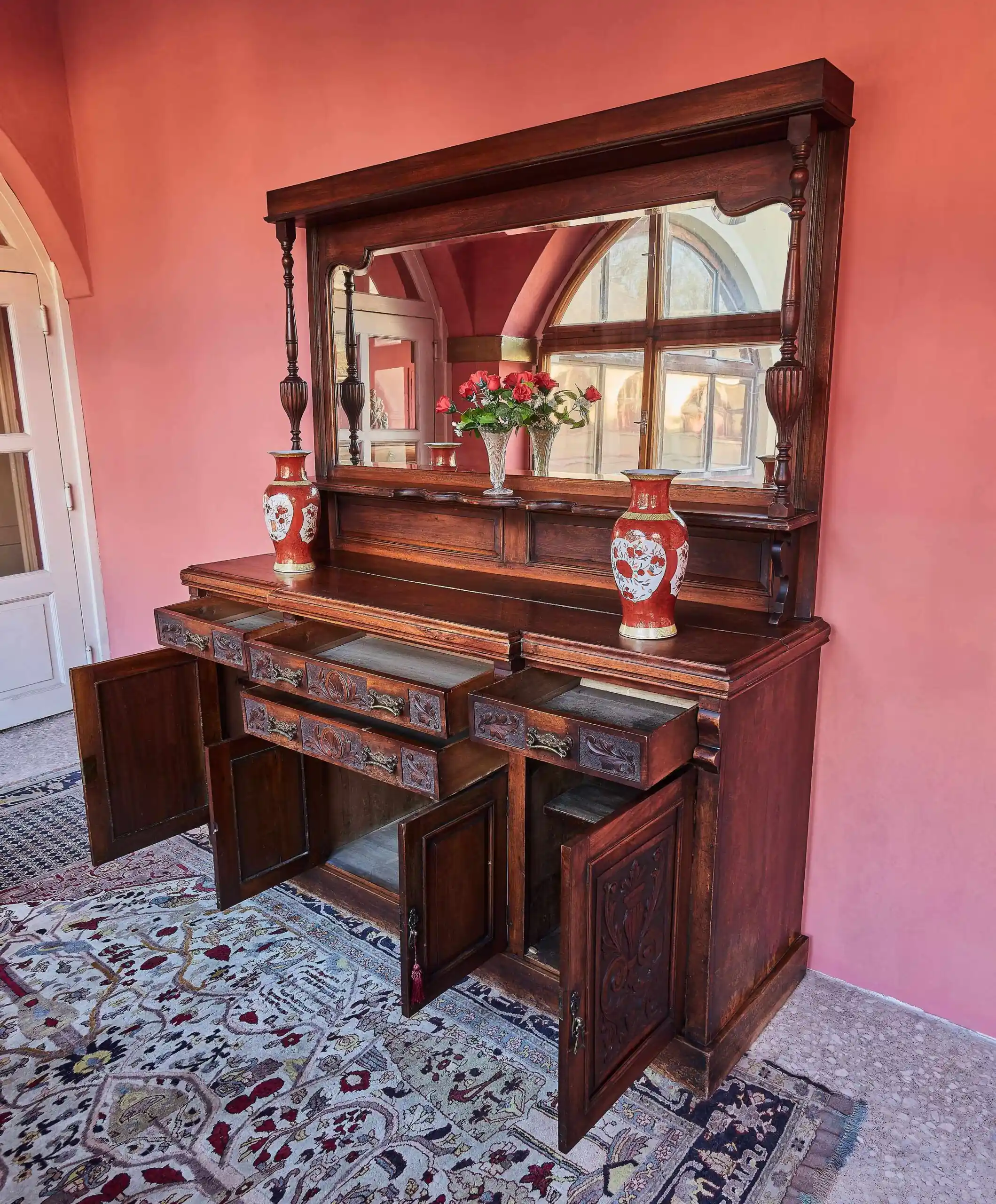 Anglický příborník s velkým zrcadlem – ručně vyřezávaný