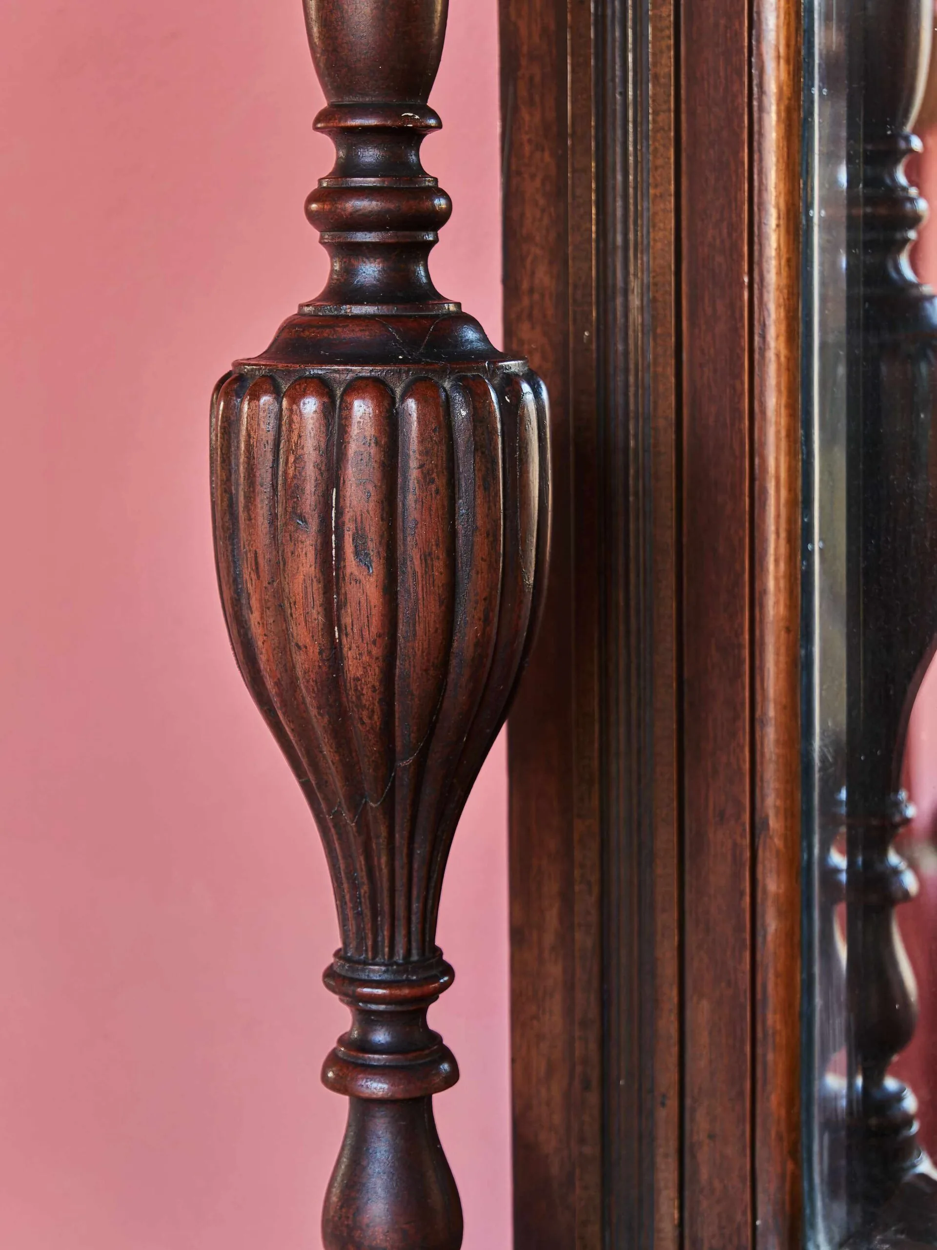 Anglický příborník s velkým zrcadlem – ručně vyřezávaný