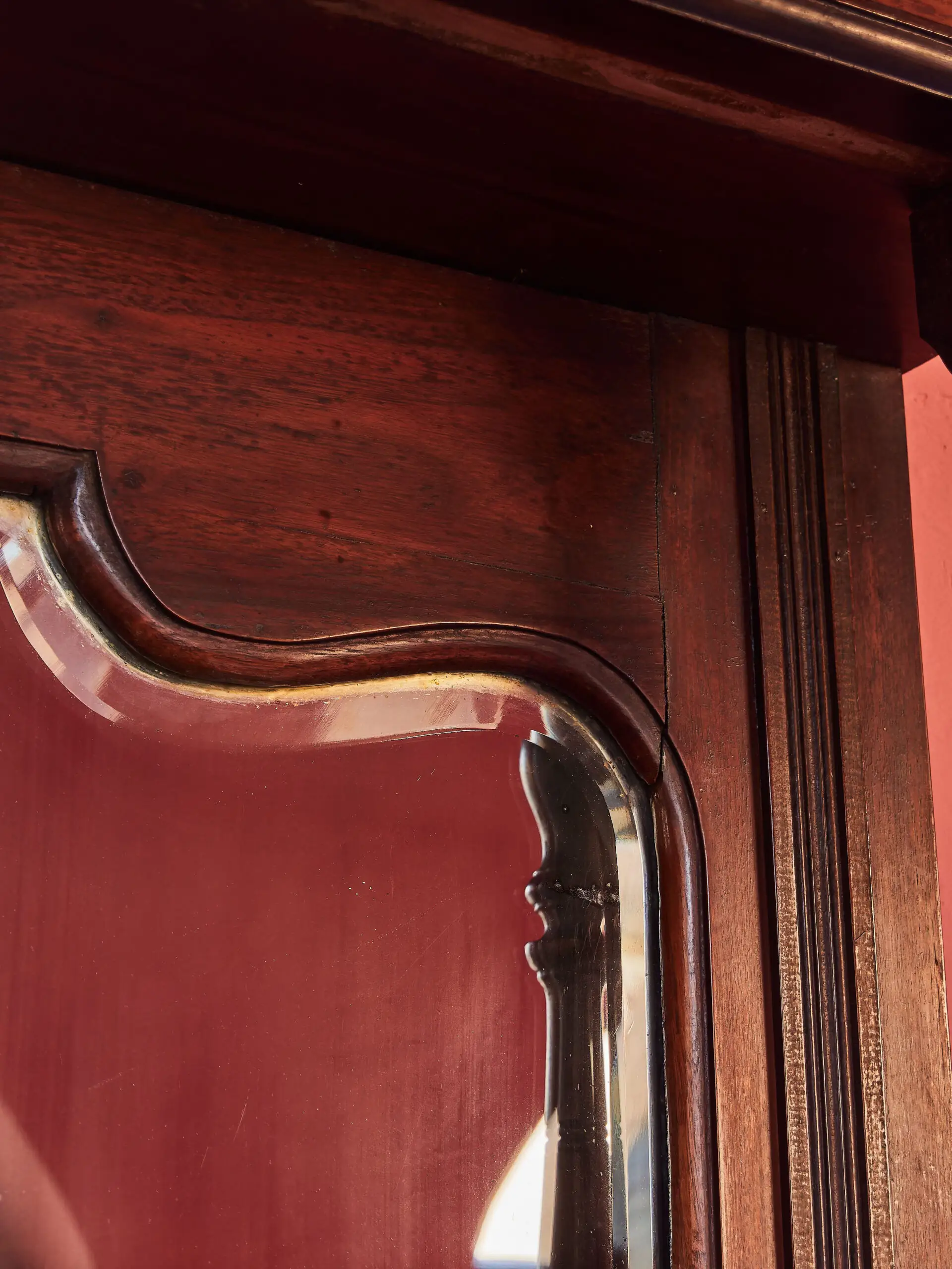 Anglický příborník s velkým zrcadlem – ručně vyřezávaný