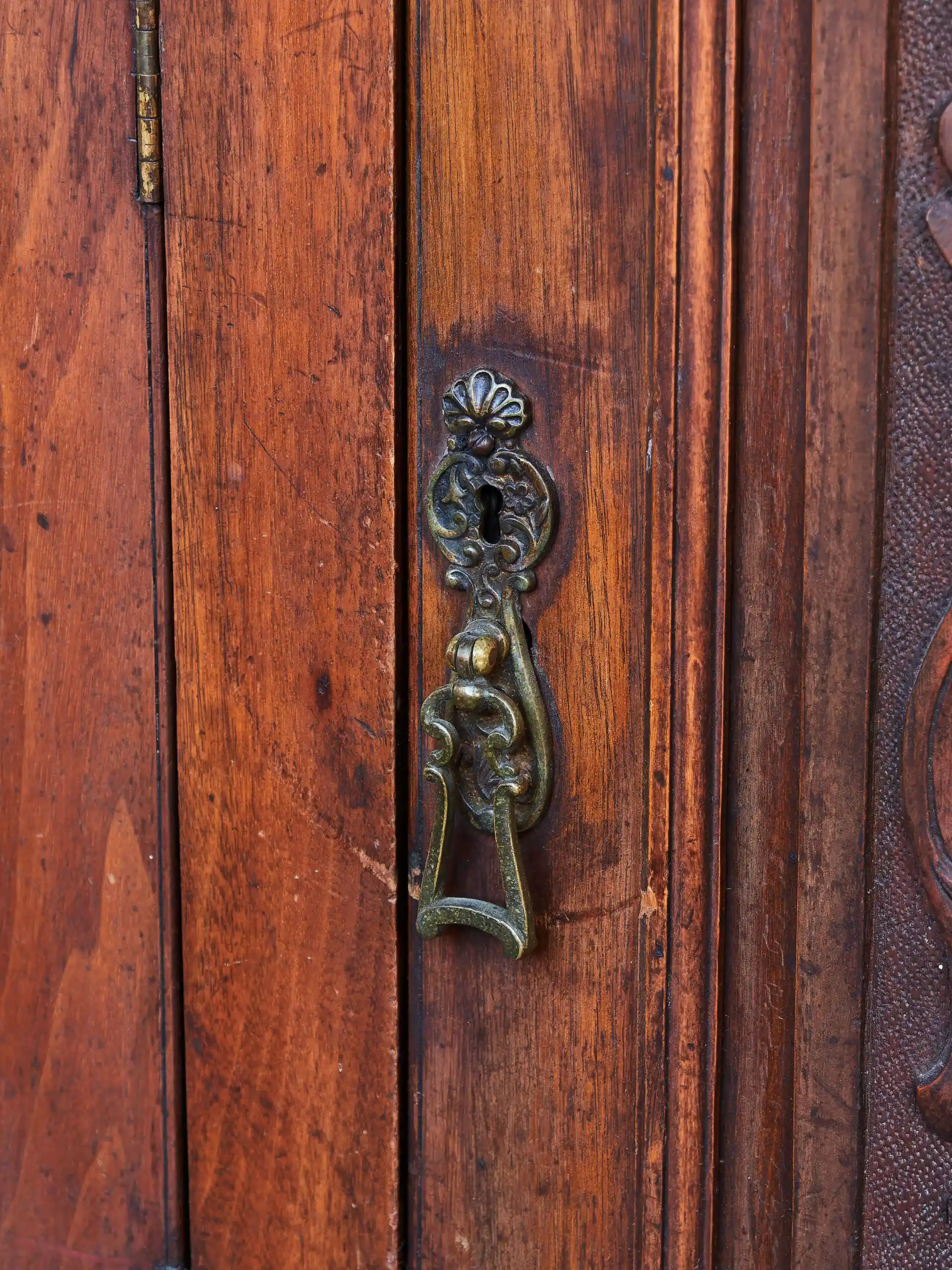 Anglický příborník s velkým zrcadlem – ručně vyřezávaný