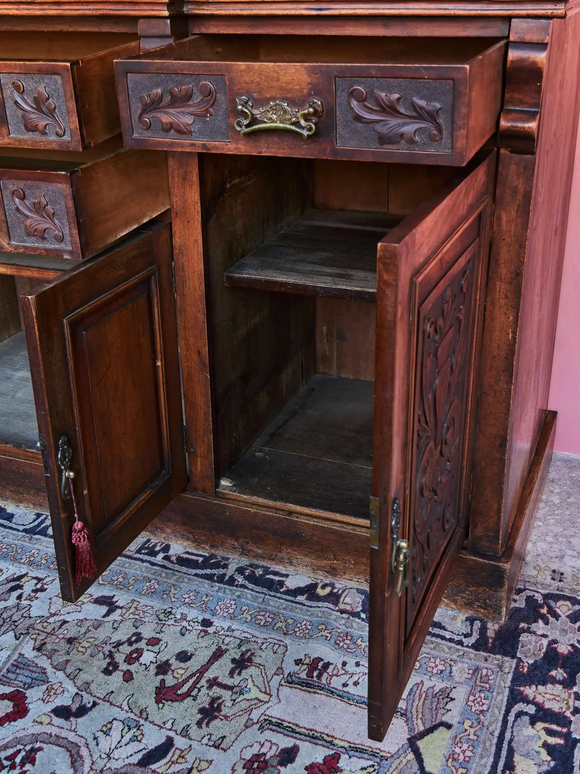 Anglický příborník s velkým zrcadlem – ručně vyřezávaný