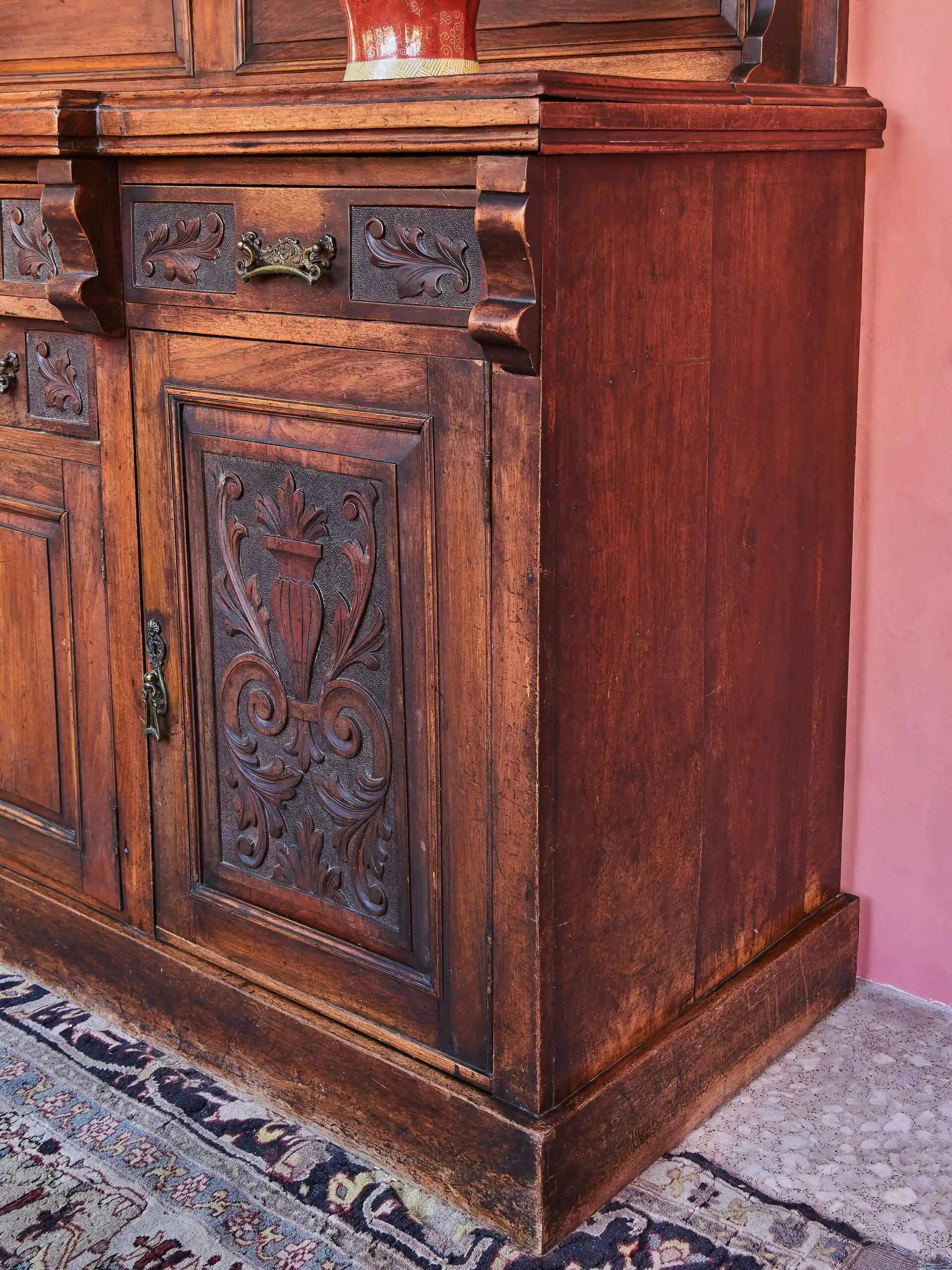 Anglický příborník s velkým zrcadlem – ručně vyřezávaný