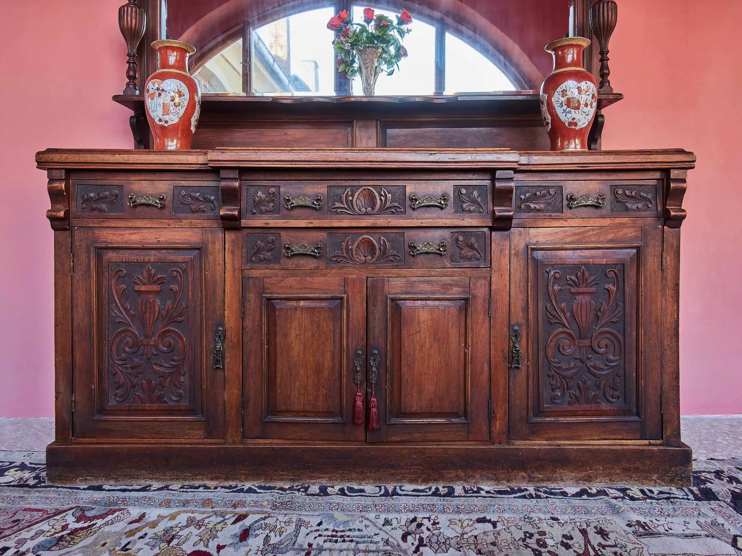 Anglický příborník s velkým zrcadlem – ručně vyřezávaný