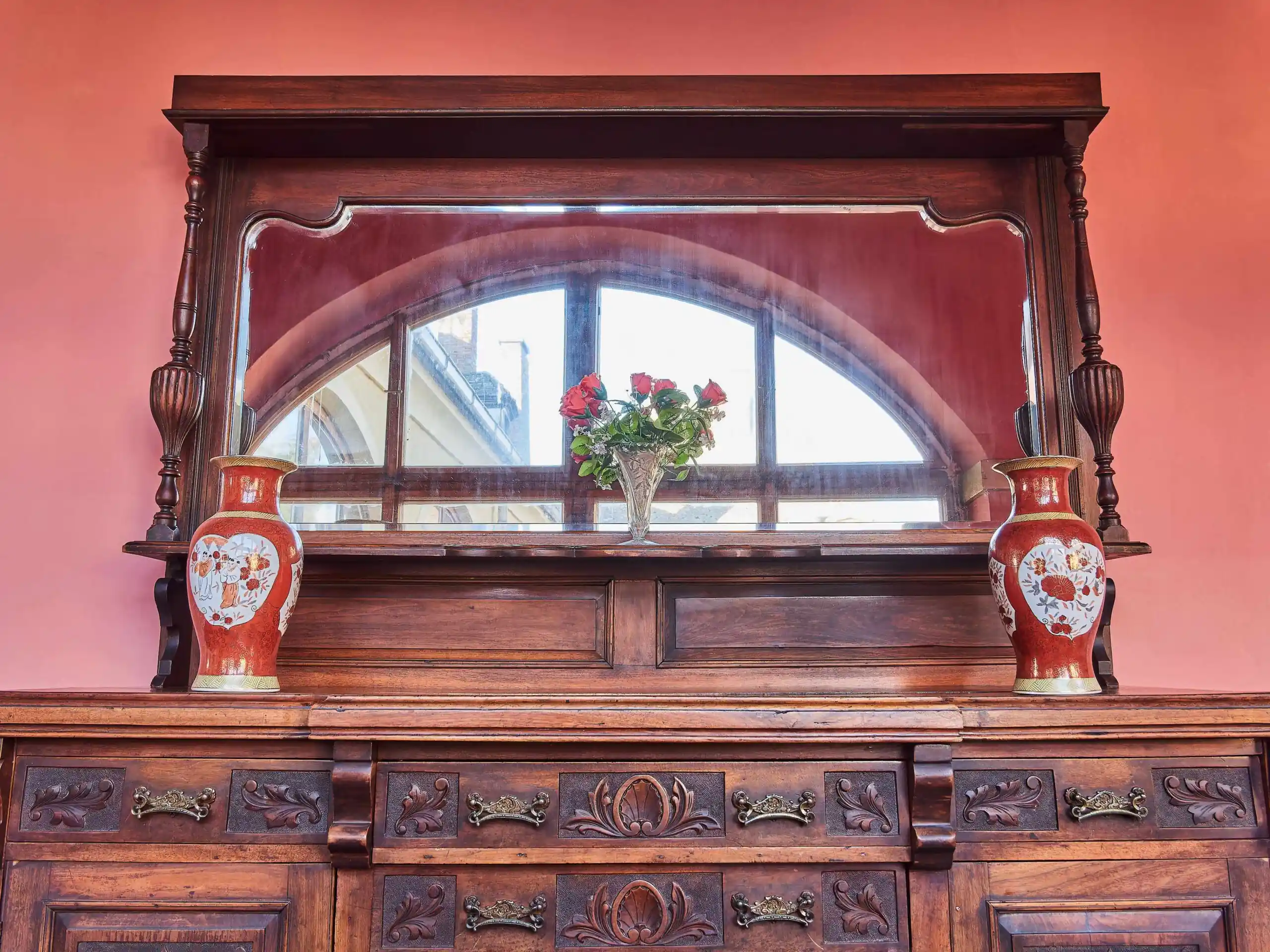 Anglický příborník s velkým zrcadlem – ručně vyřezávaný