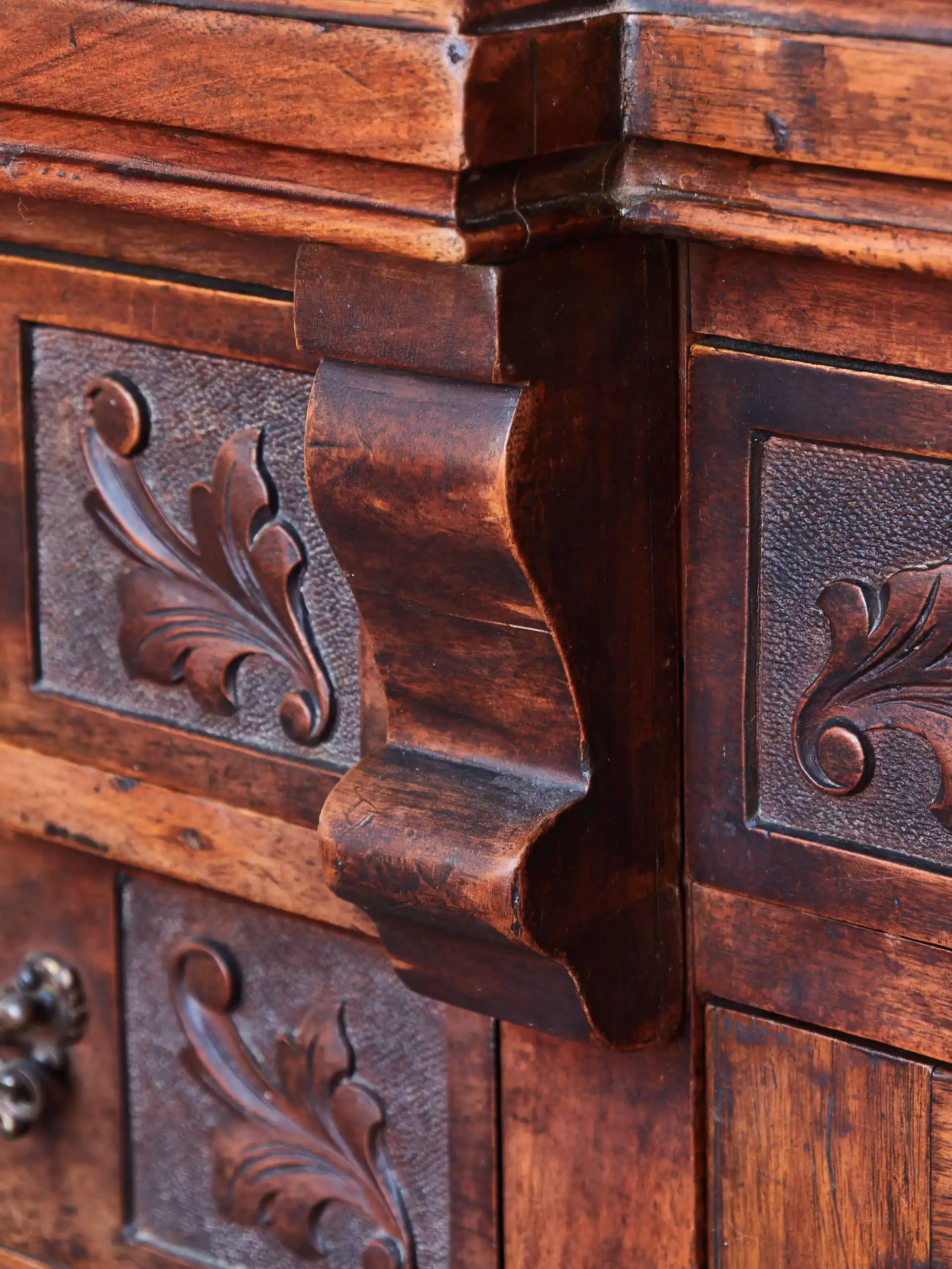 Anglický příborník s velkým zrcadlem – ručně vyřezávaný