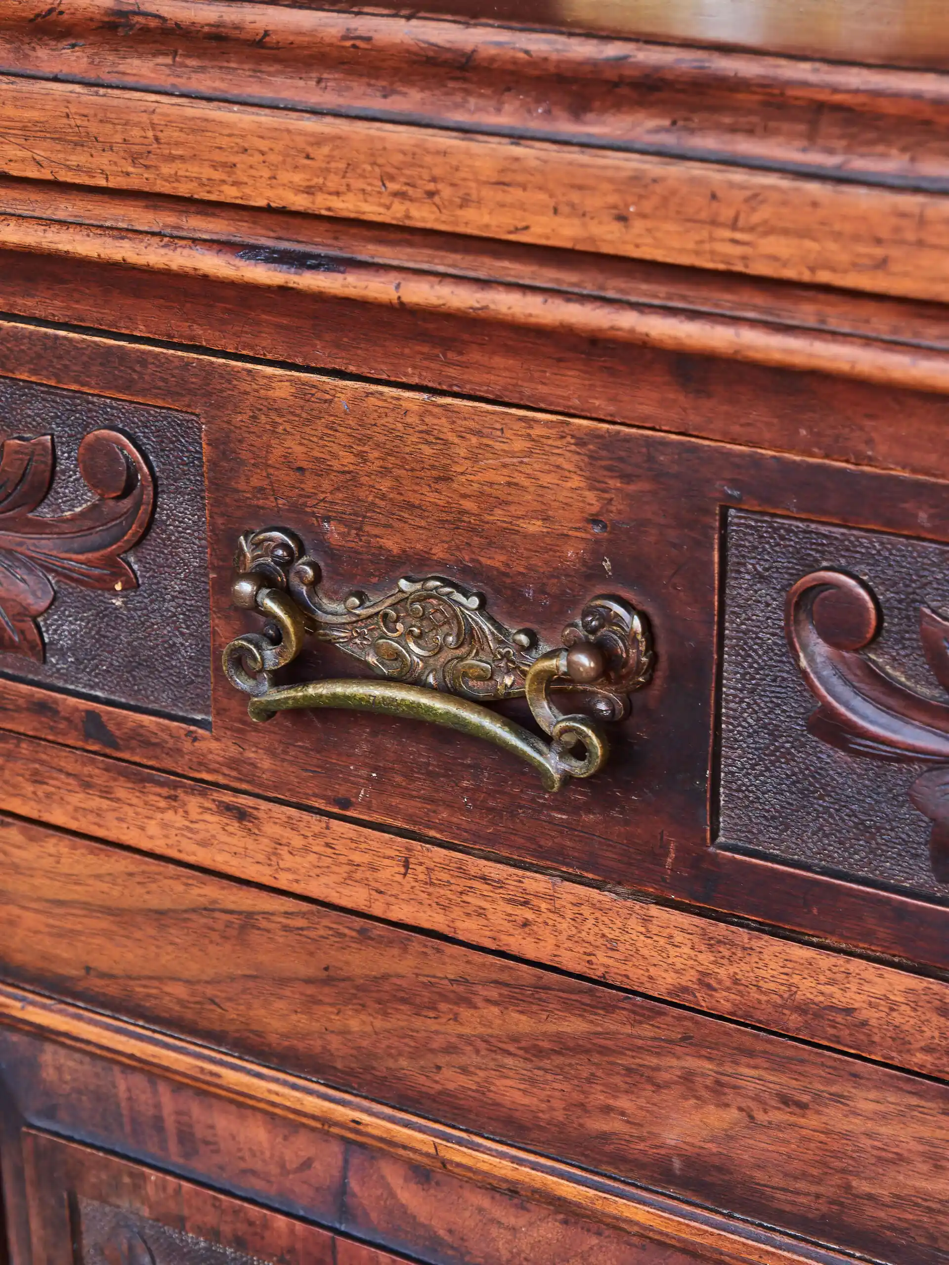 Anglický příborník s velkým zrcadlem – ručně vyřezávaný