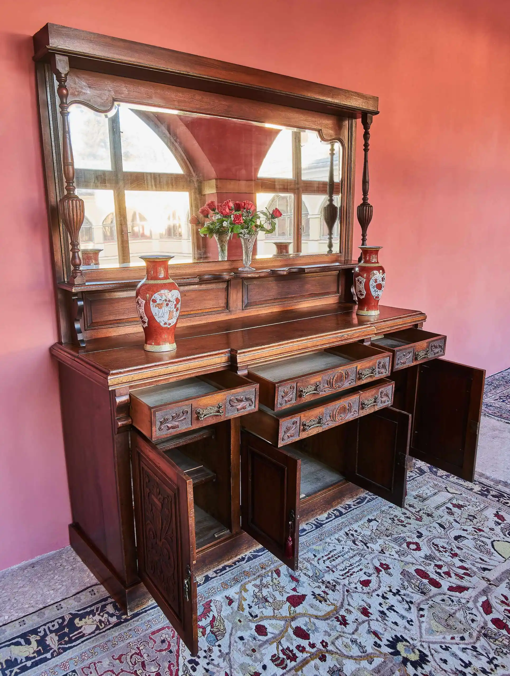 Anglický příborník s velkým zrcadlem – ručně vyřezávaný