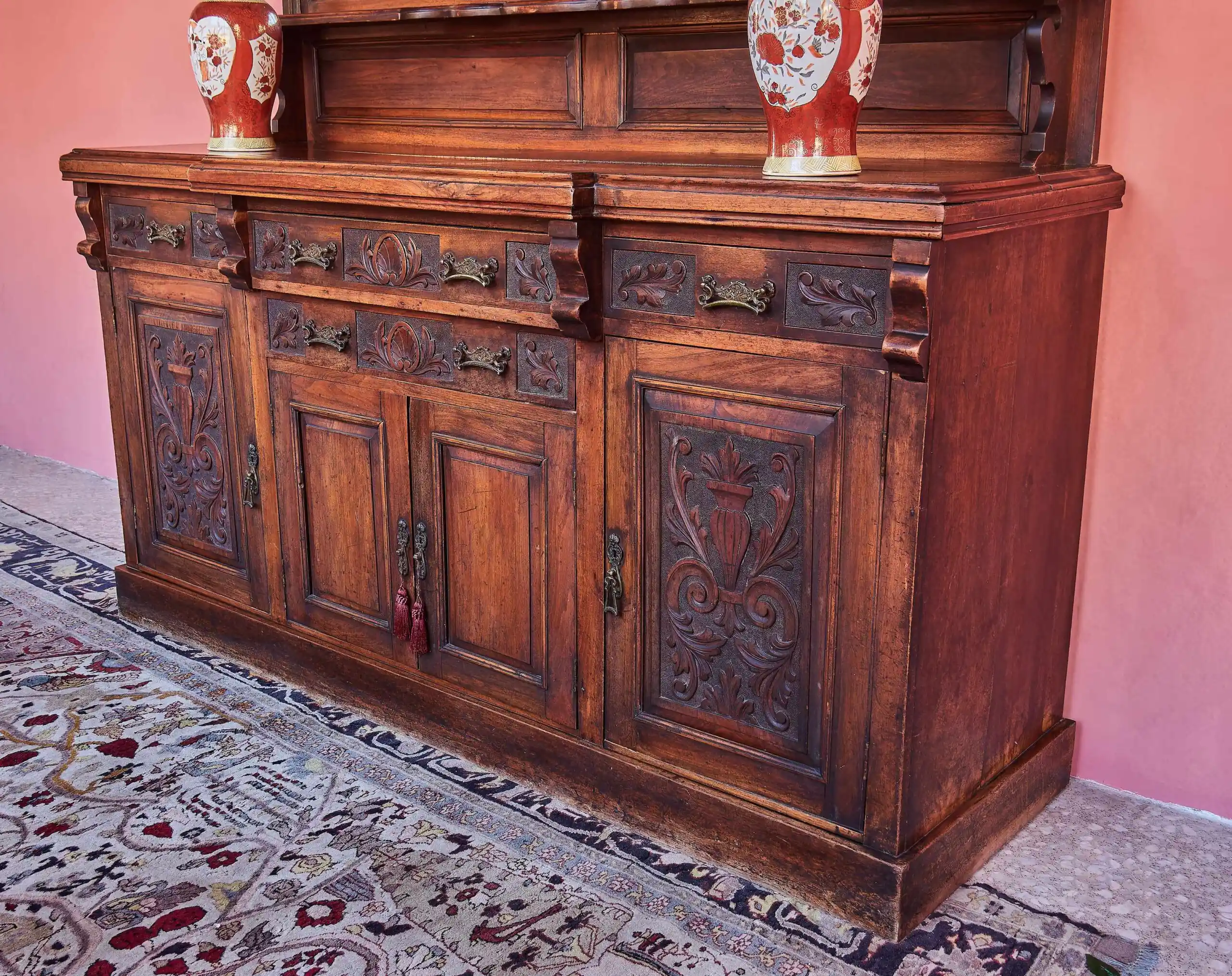 Anglický příborník s velkým zrcadlem – ručně vyřezávaný