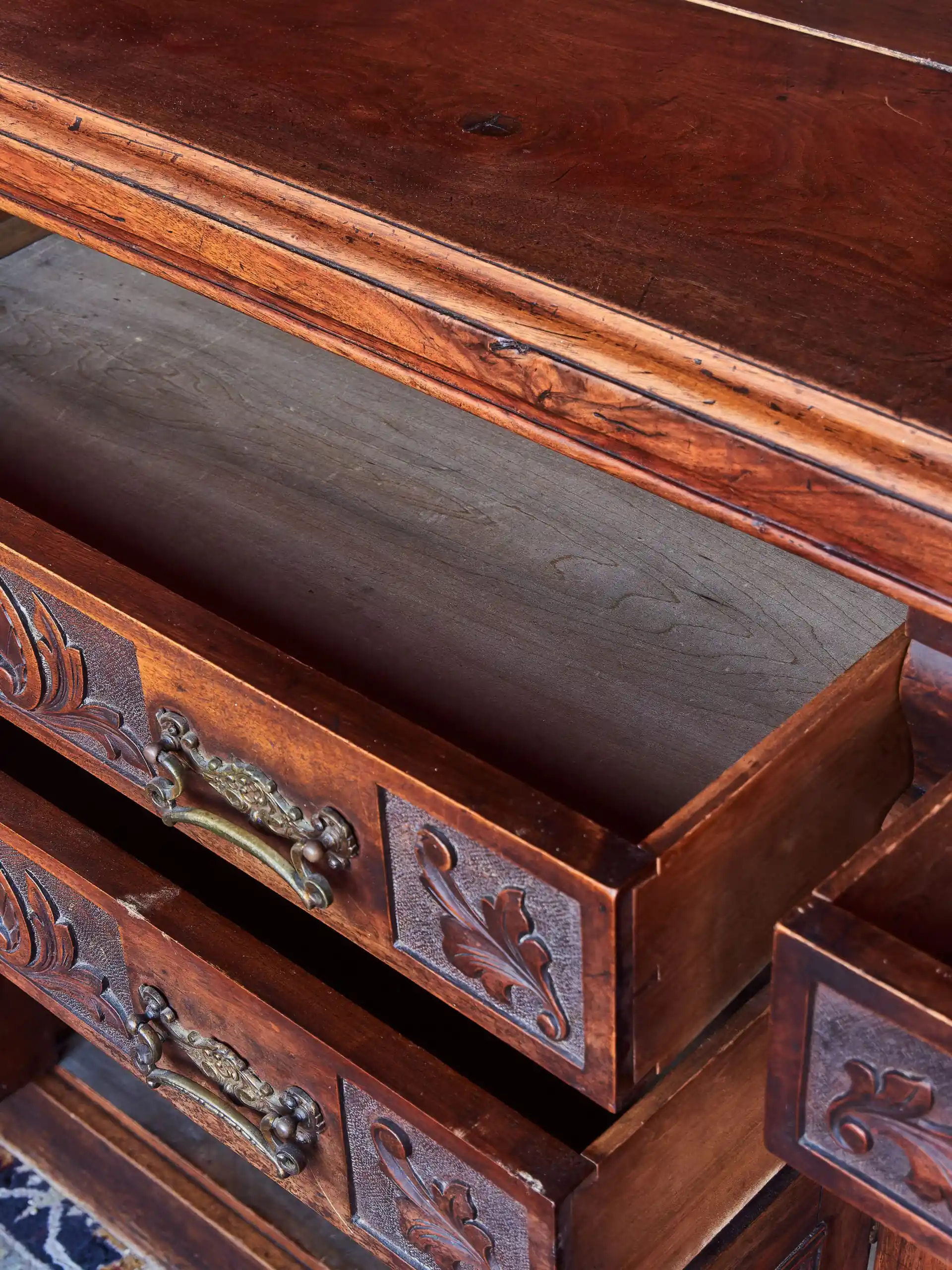 Anglický příborník s velkým zrcadlem – ručně vyřezávaný