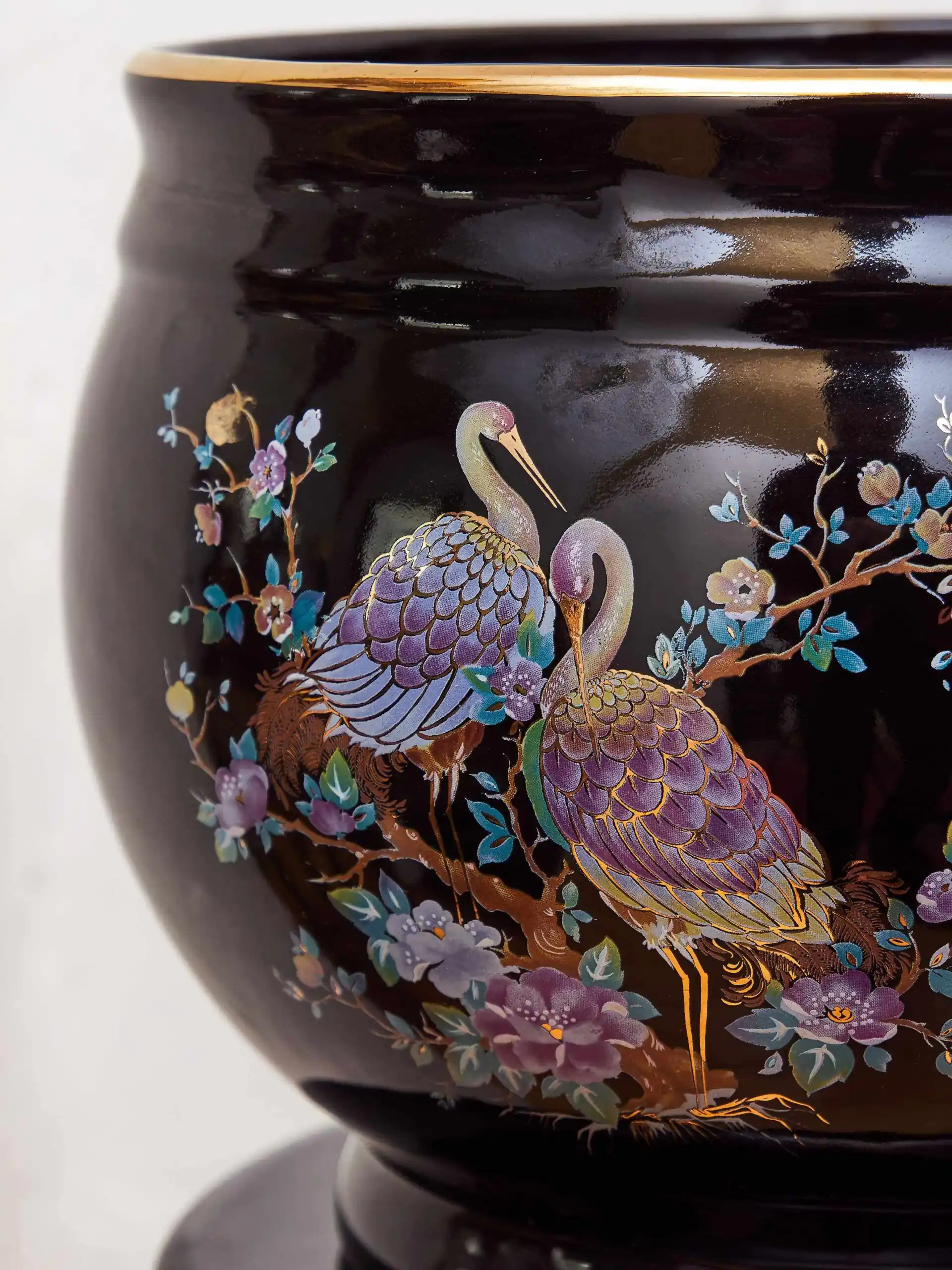 Porcelánový květináč na podstavci s dekorem pávů