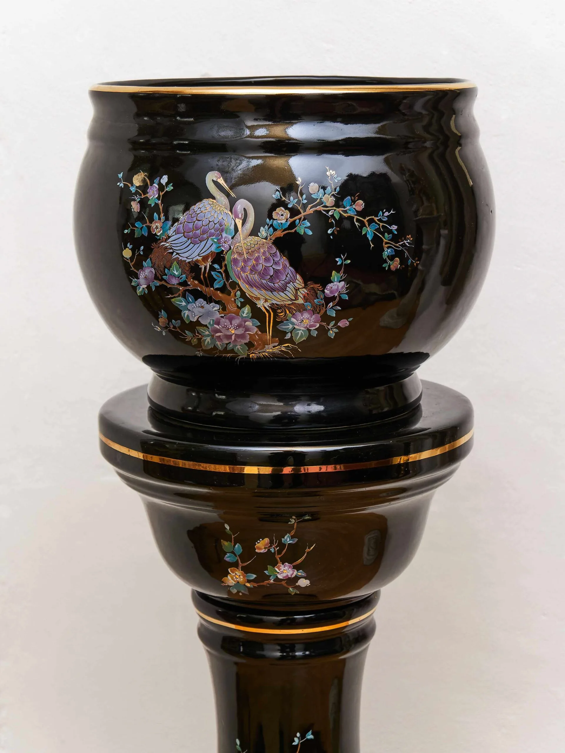 Porcelánový květináč na podstavci s dekorem pávů