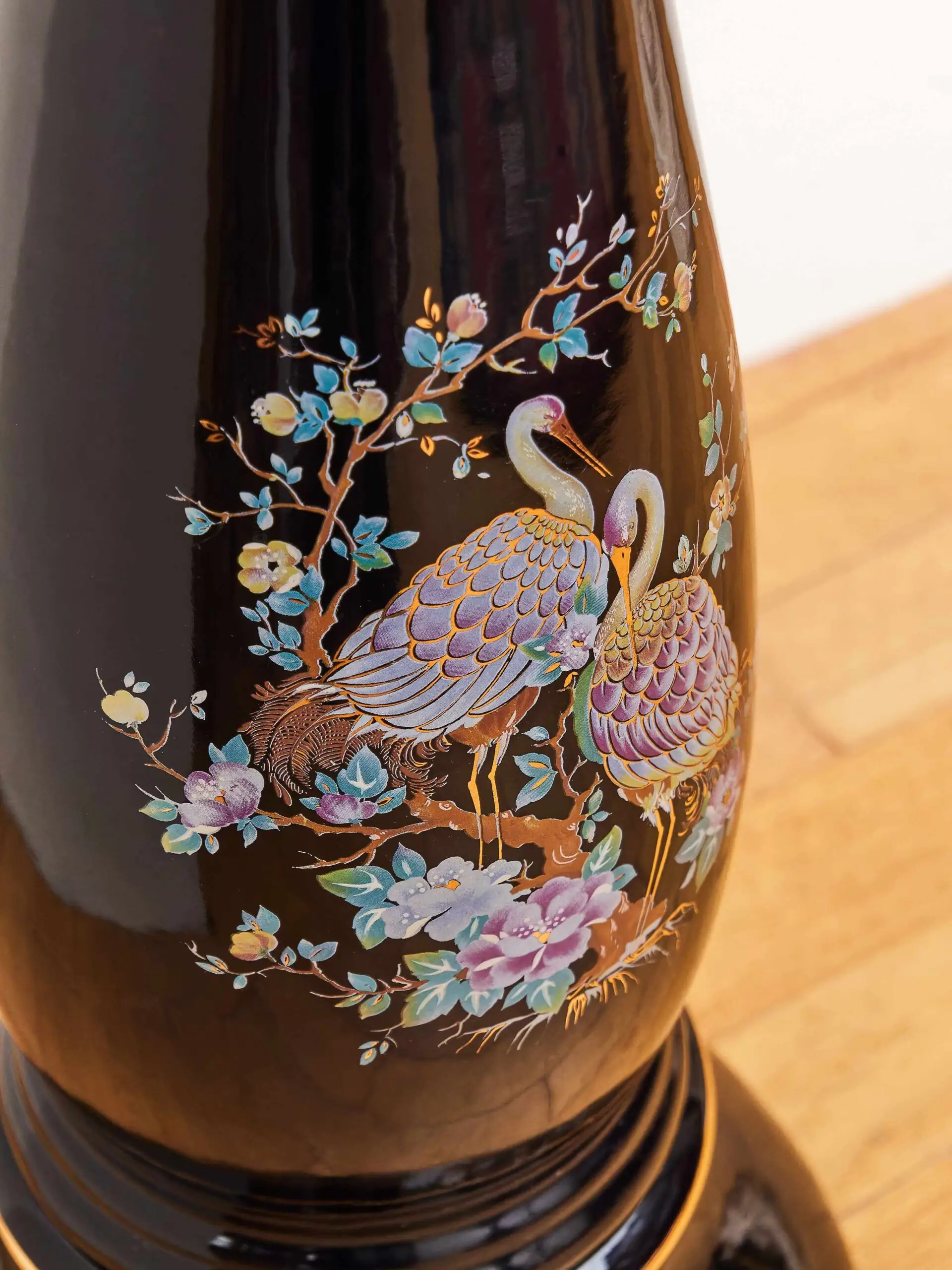 Porcelánový květináč na podstavci s dekorem pávů