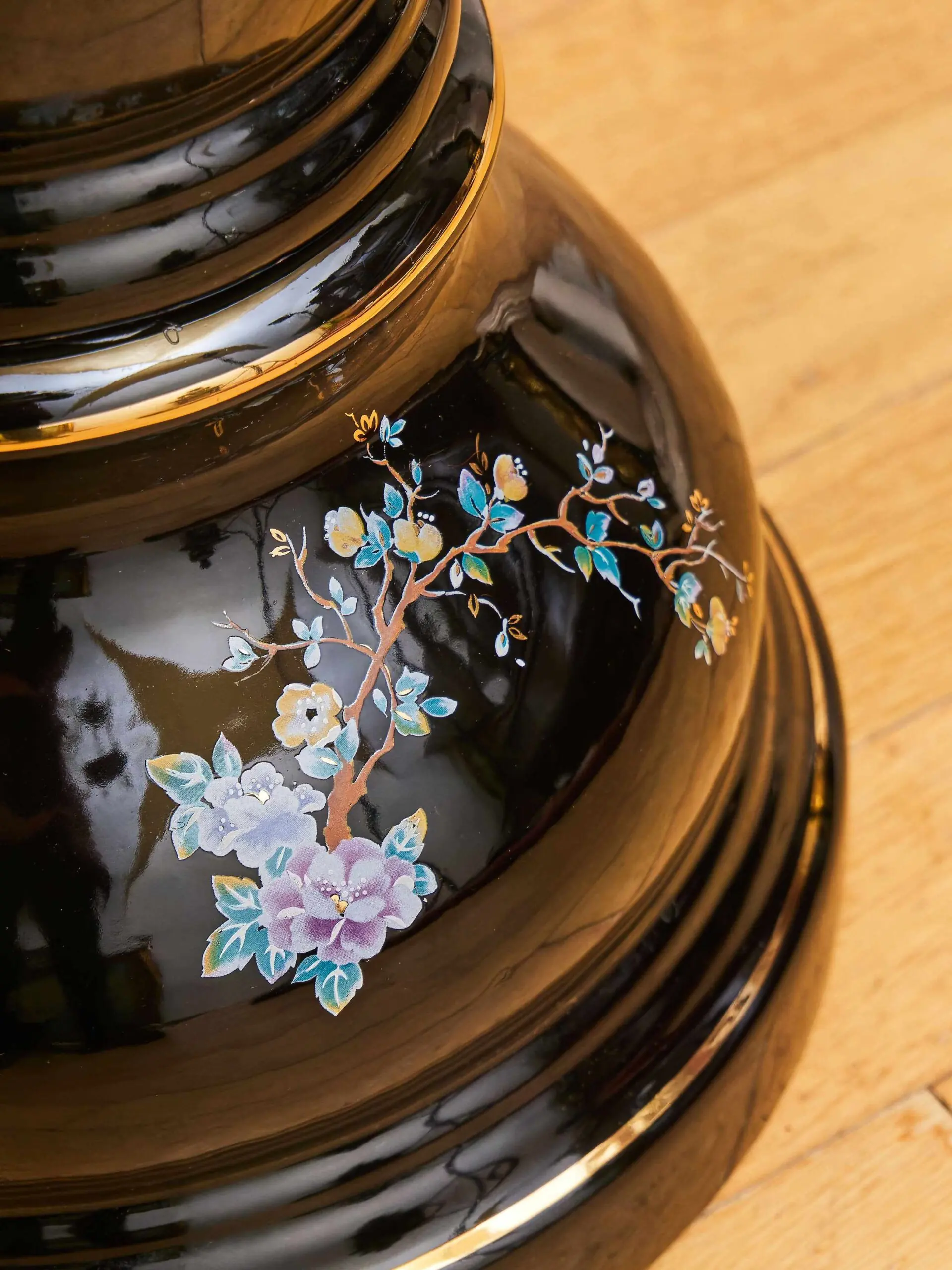 Porcelánový květináč na podstavci s dekorem pávů