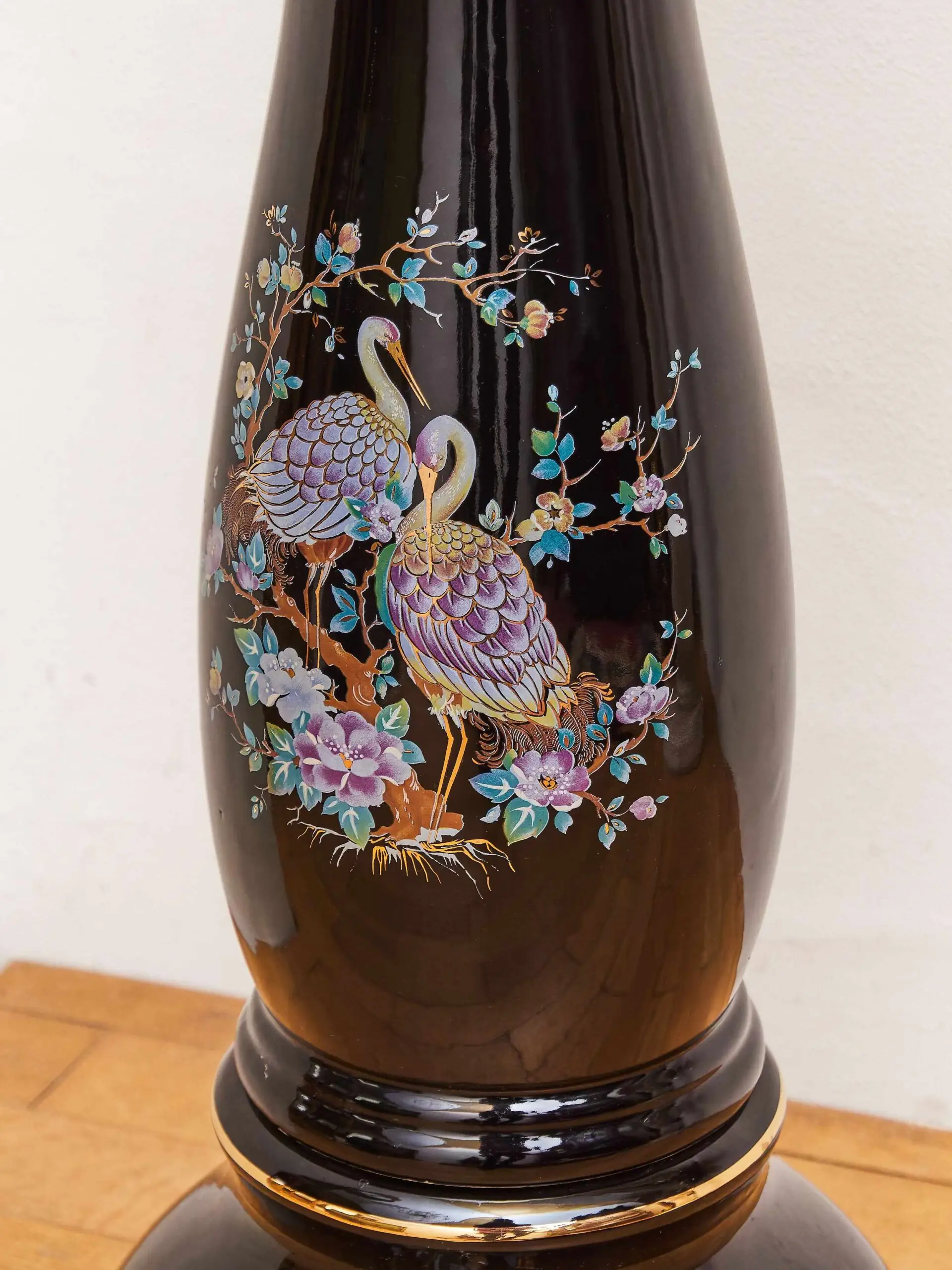 Porcelánový květináč na podstavci s dekorem pávů