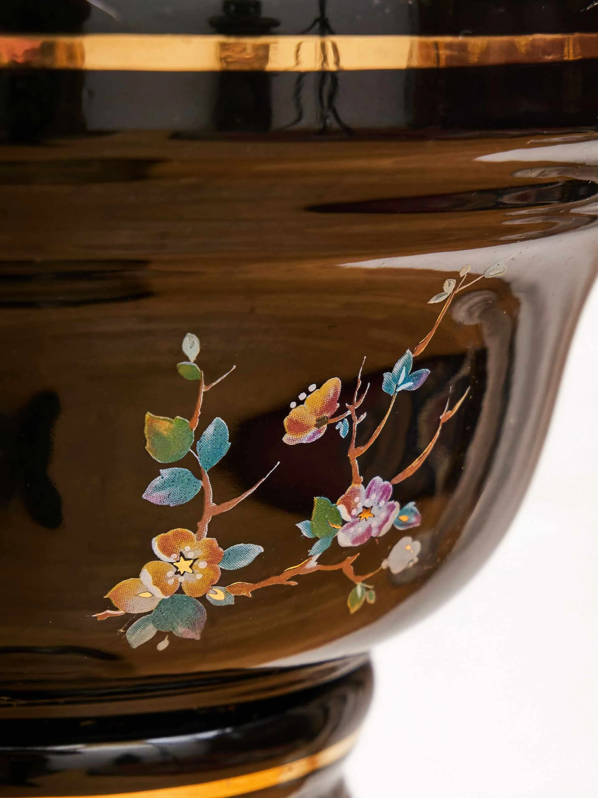 Porcelánový květináč na podstavci s dekorem pávů