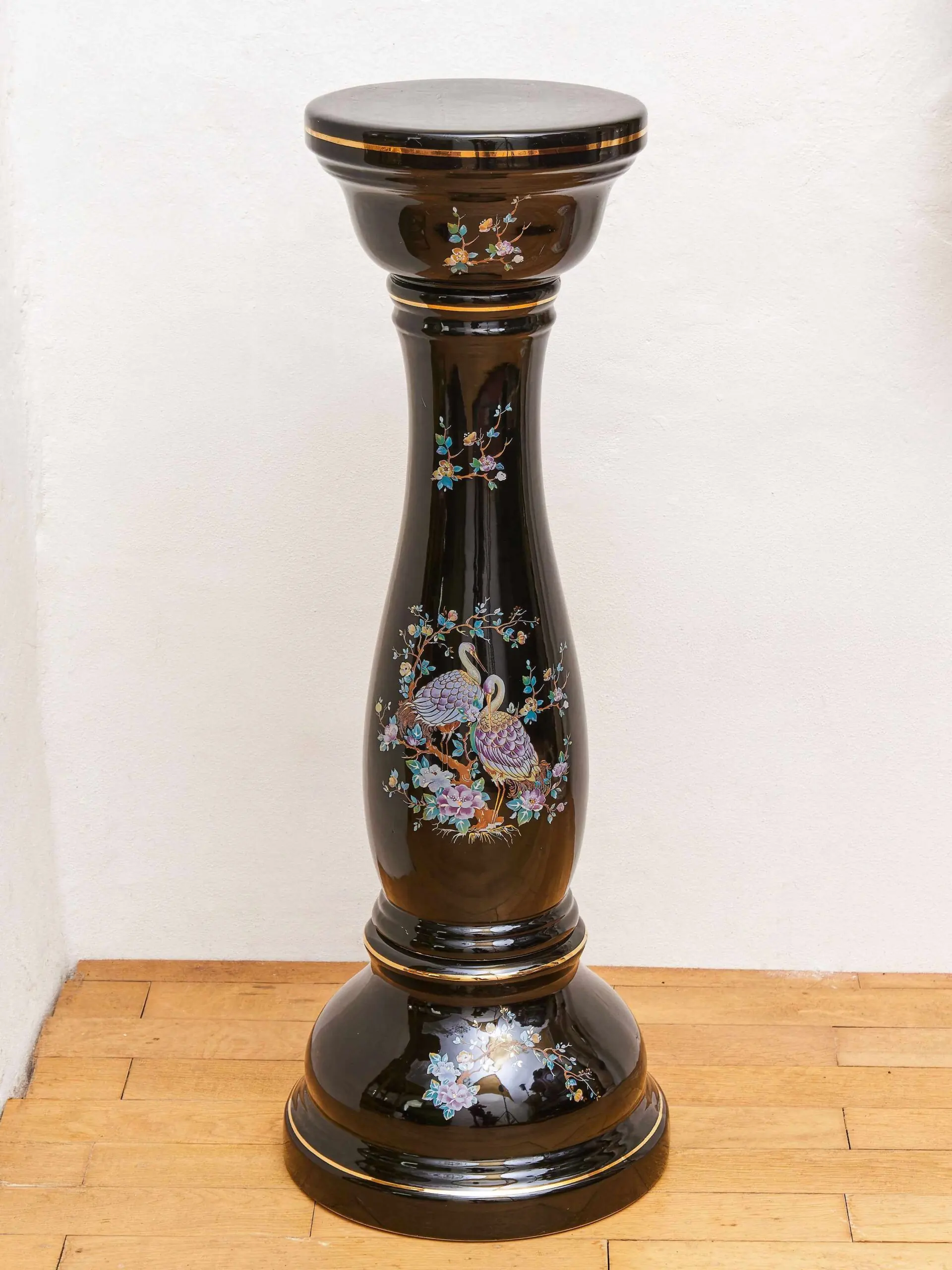 Porcelánový květináč na podstavci s dekorem pávů