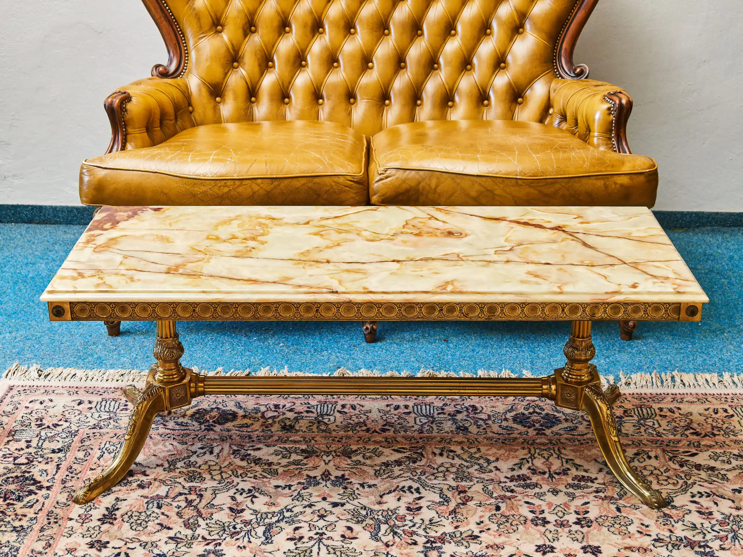 Starožitný konferenční stolek s přírodním onyxem