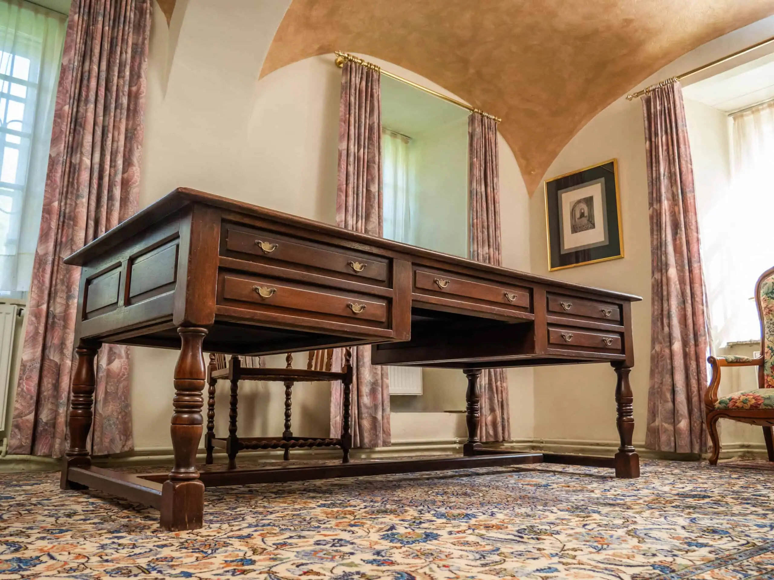 Velký starožitný psací stůl. Dub. Kůže