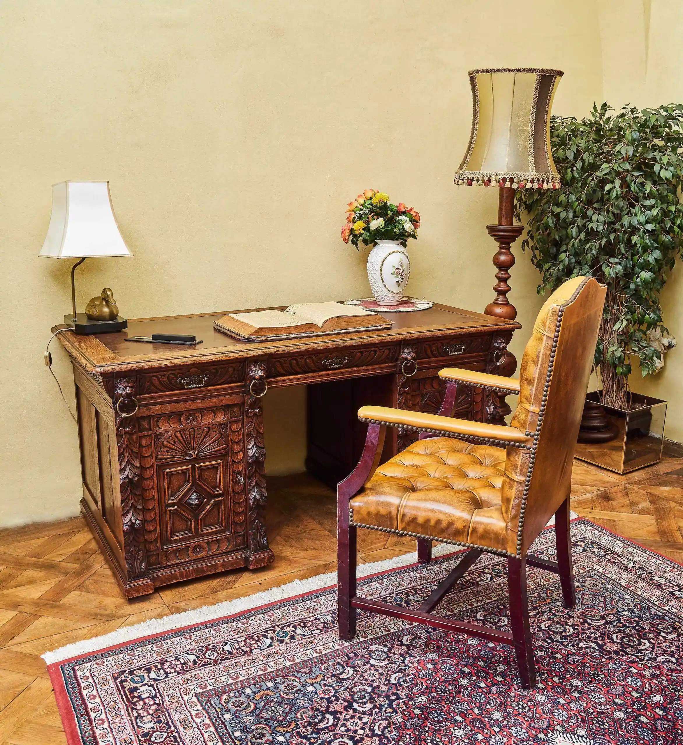 Neorenesanční dubový psací stůl