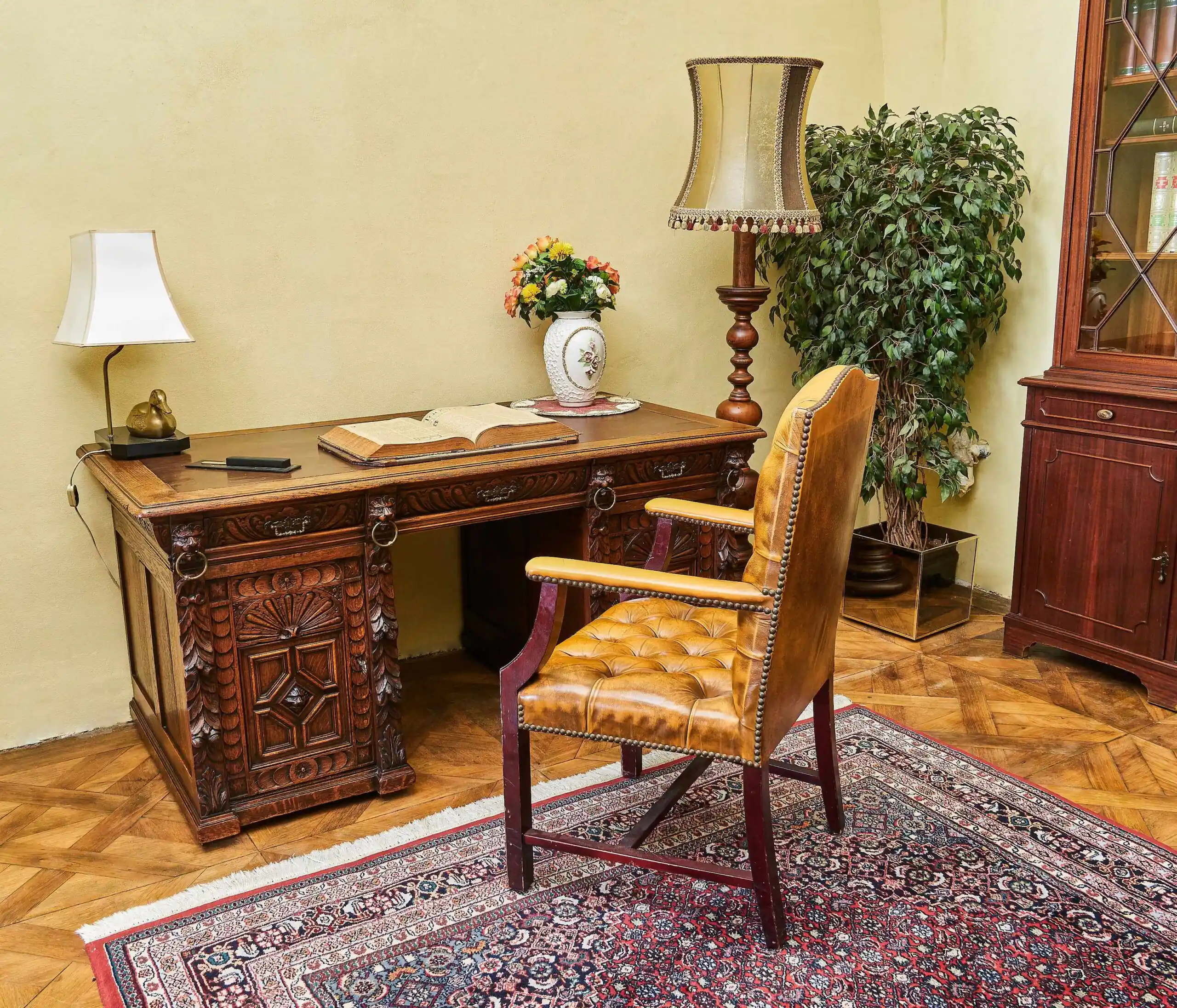 Neorenesanční dubový psací stůl