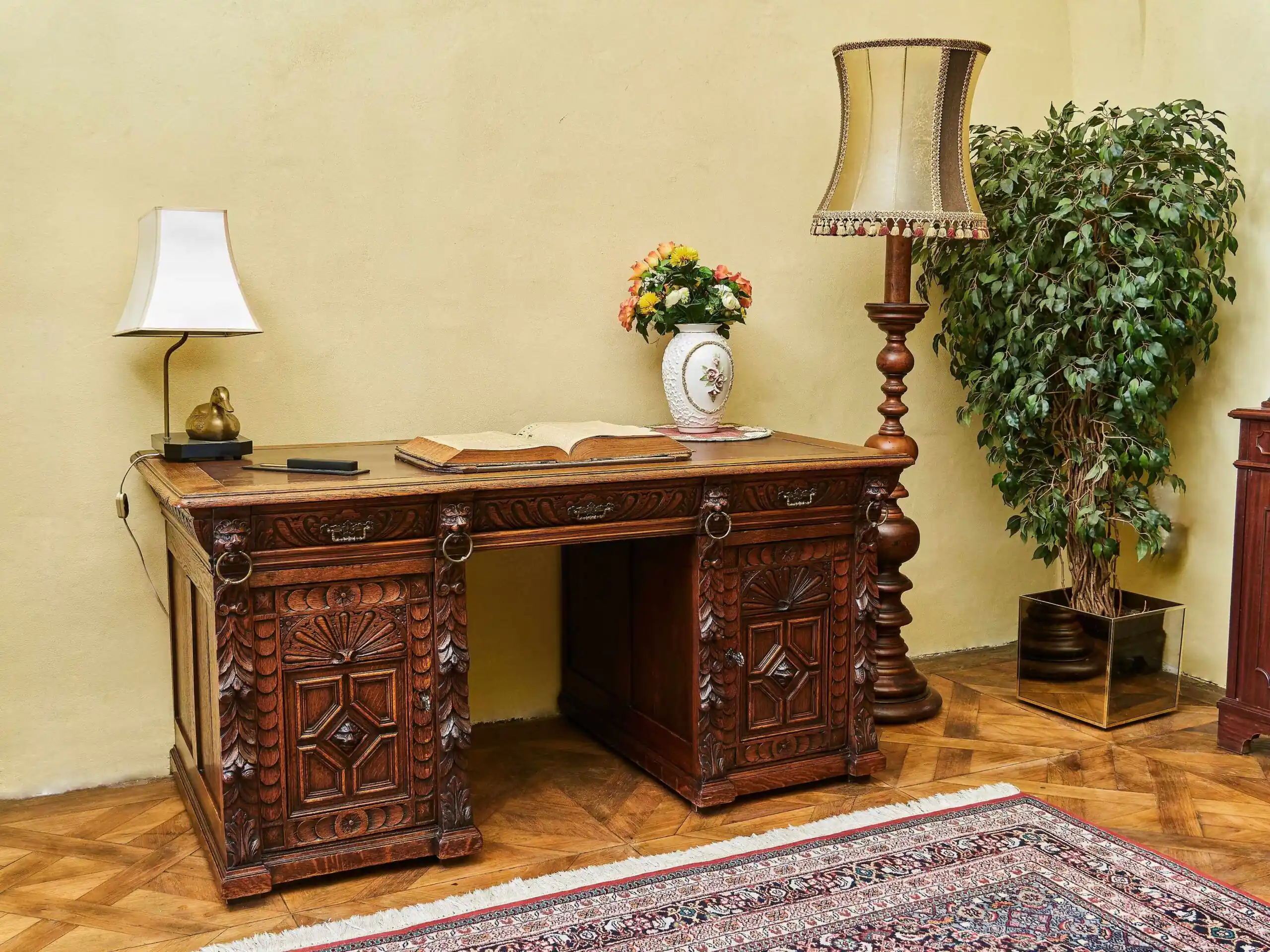 Neorenesanční dubový psací stůl