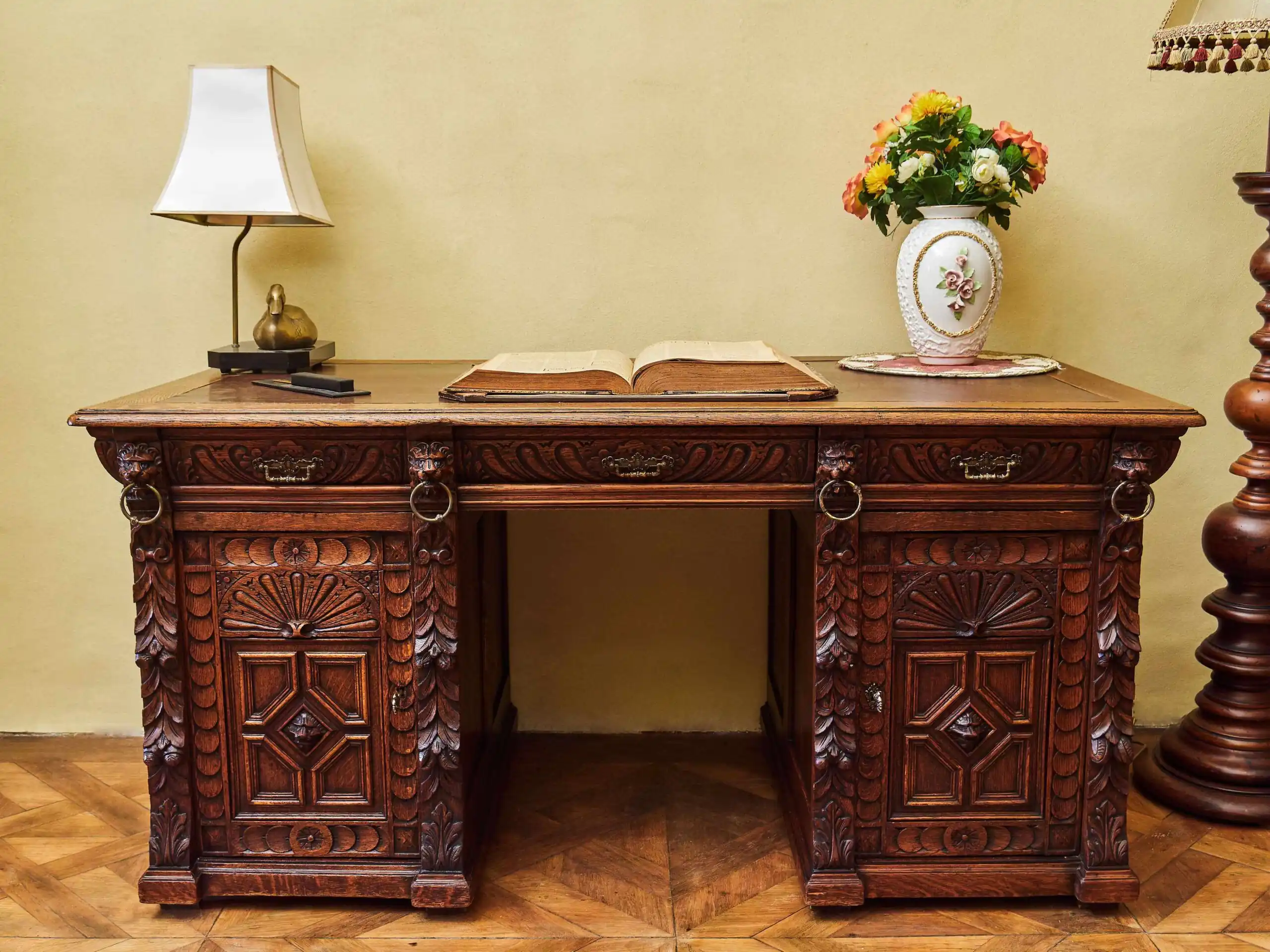 Neorenesanční dubový psací stůl