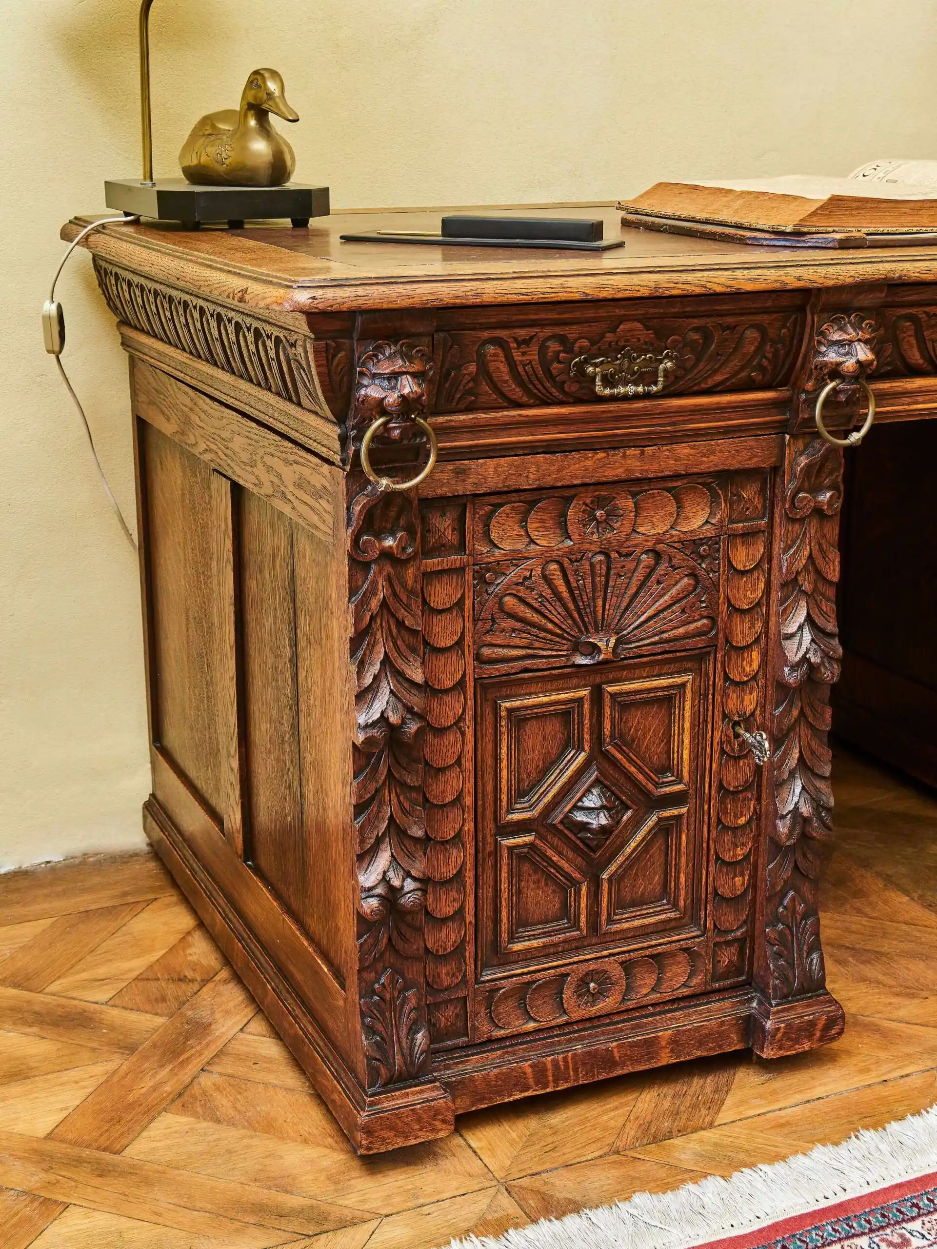 Neorenesanční dubový psací stůl