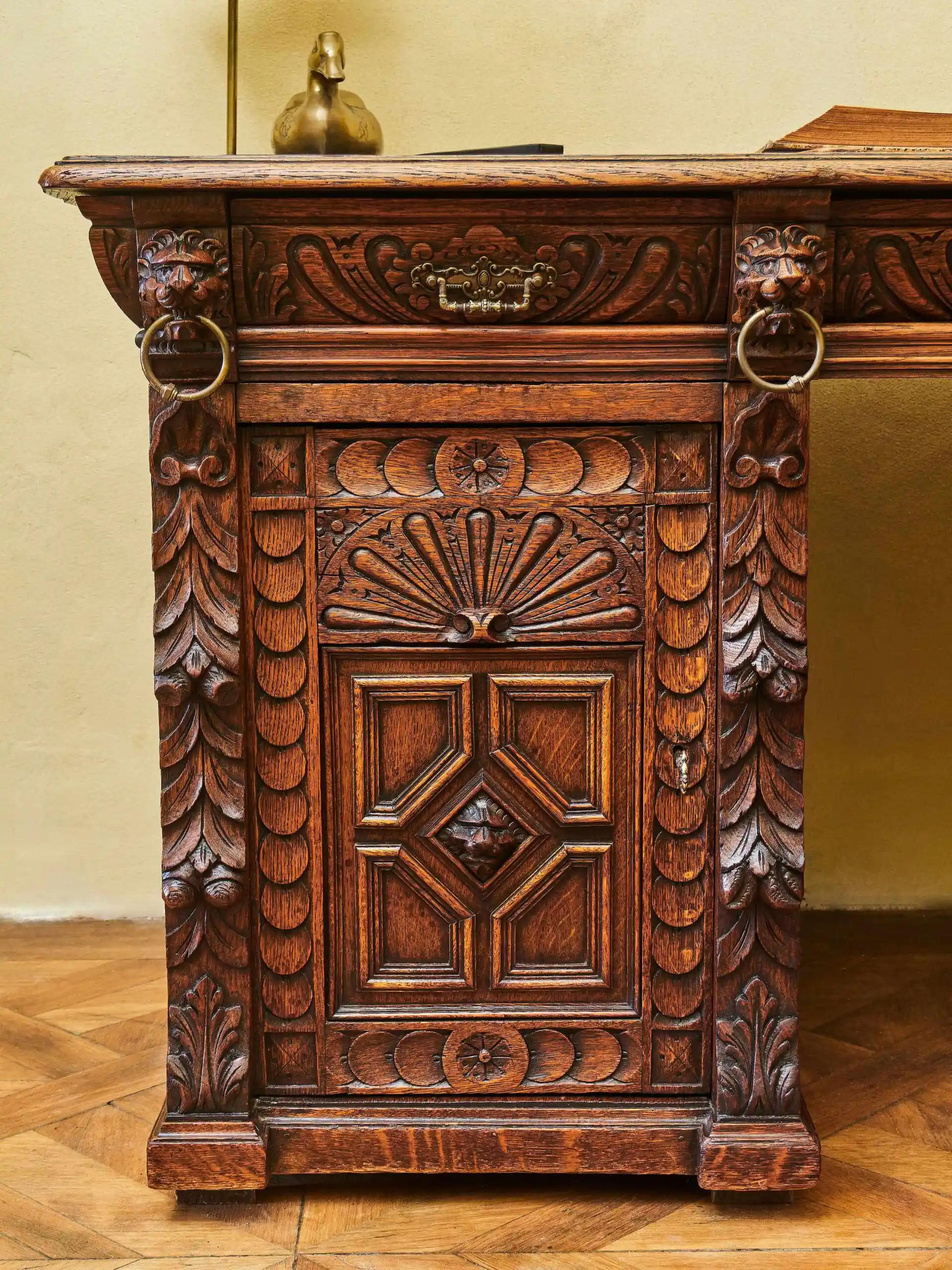 Neorenesanční dubový psací stůl