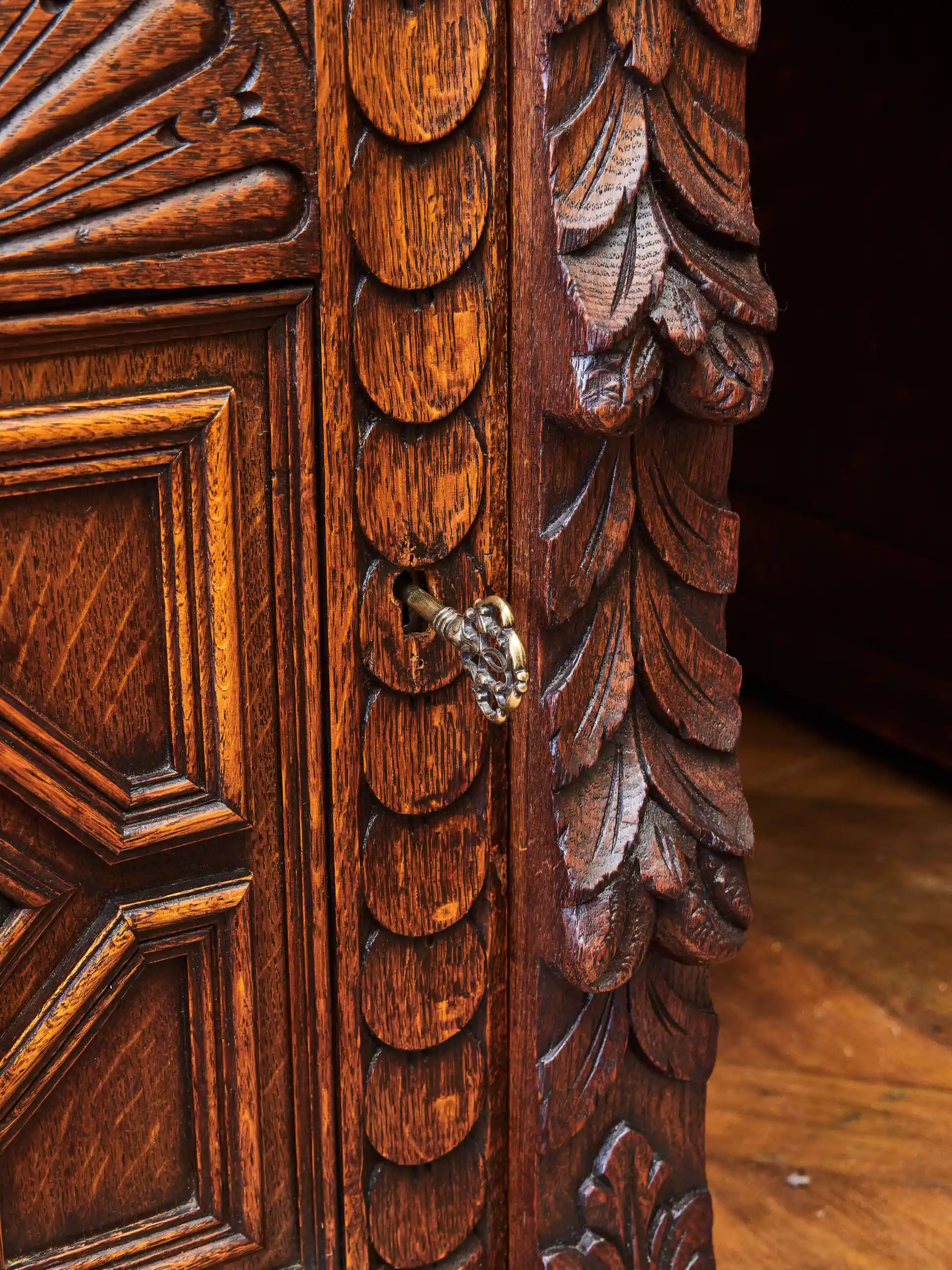 Neorenesanční dubový psací stůl