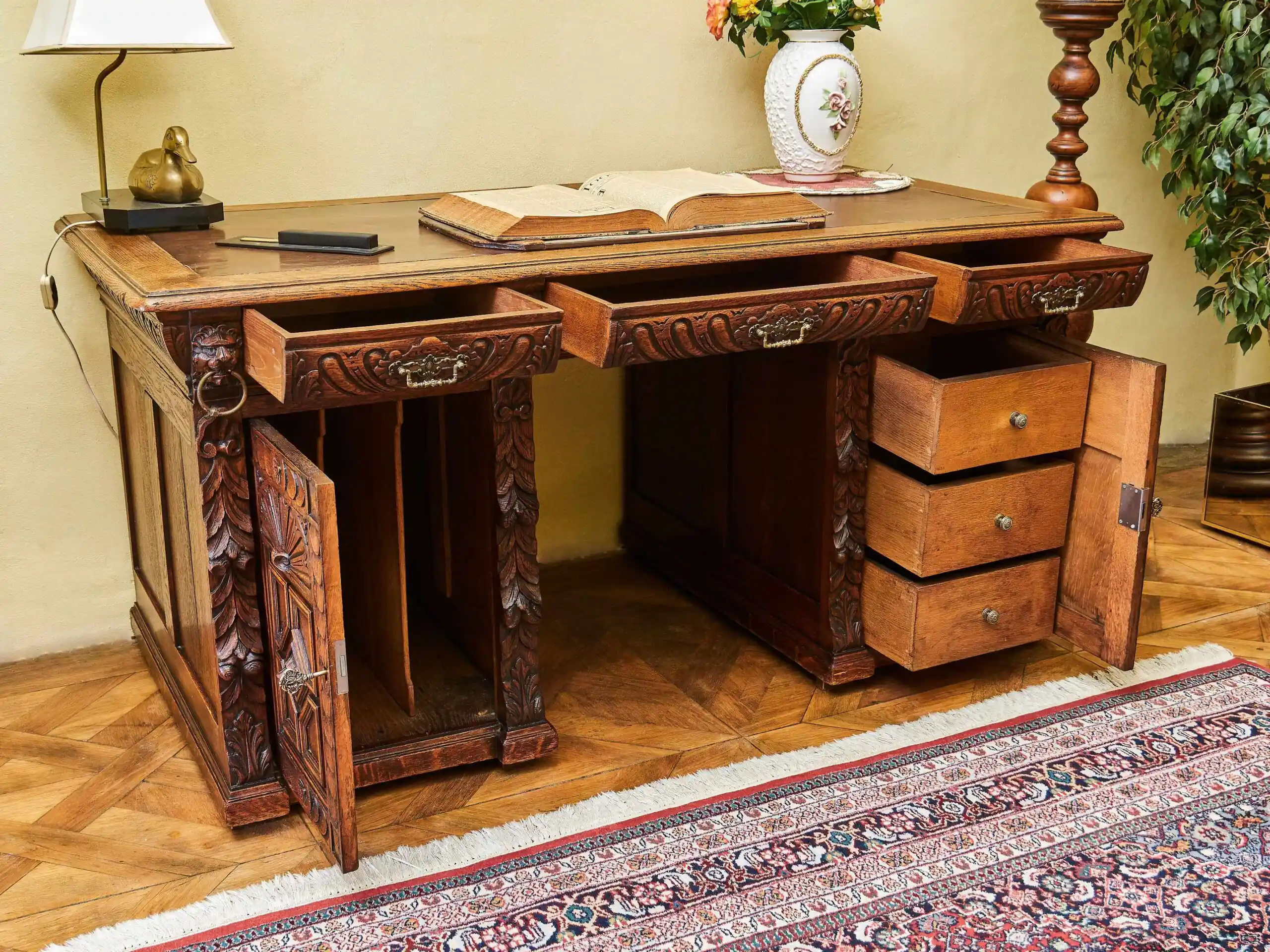 Neorenesanční dubový psací stůl