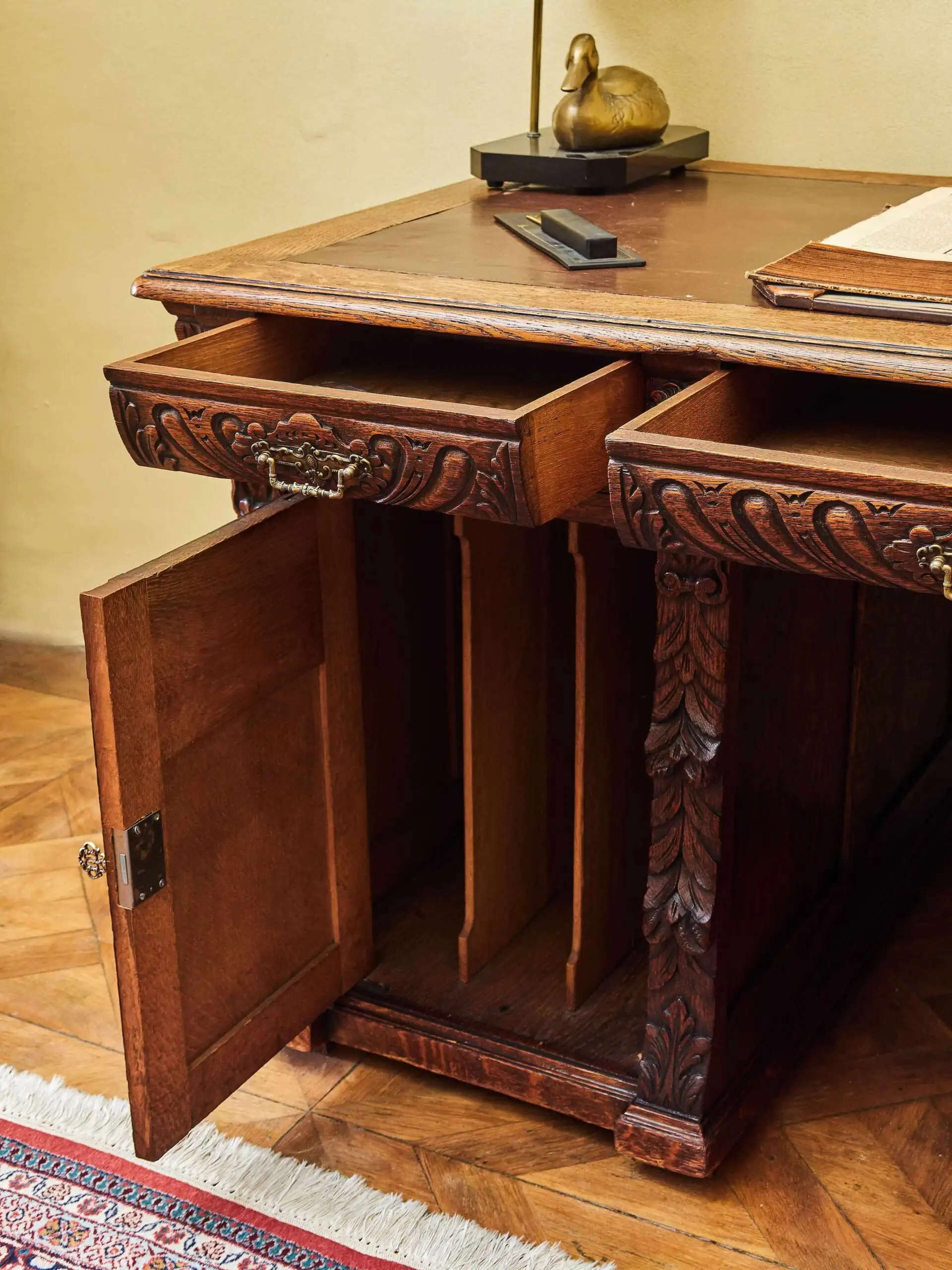 Neorenesanční dubový psací stůl