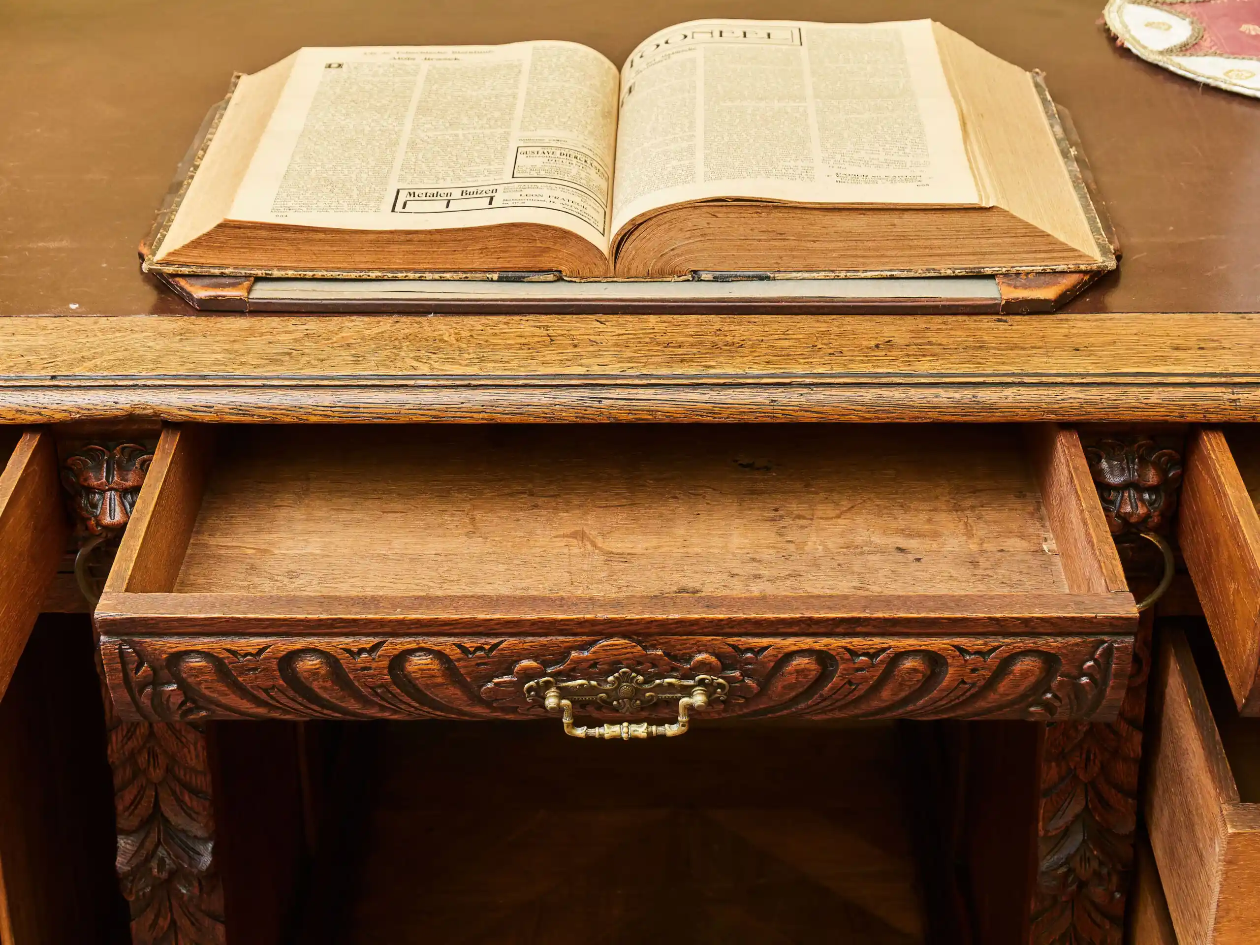 Neorenesanční dubový psací stůl