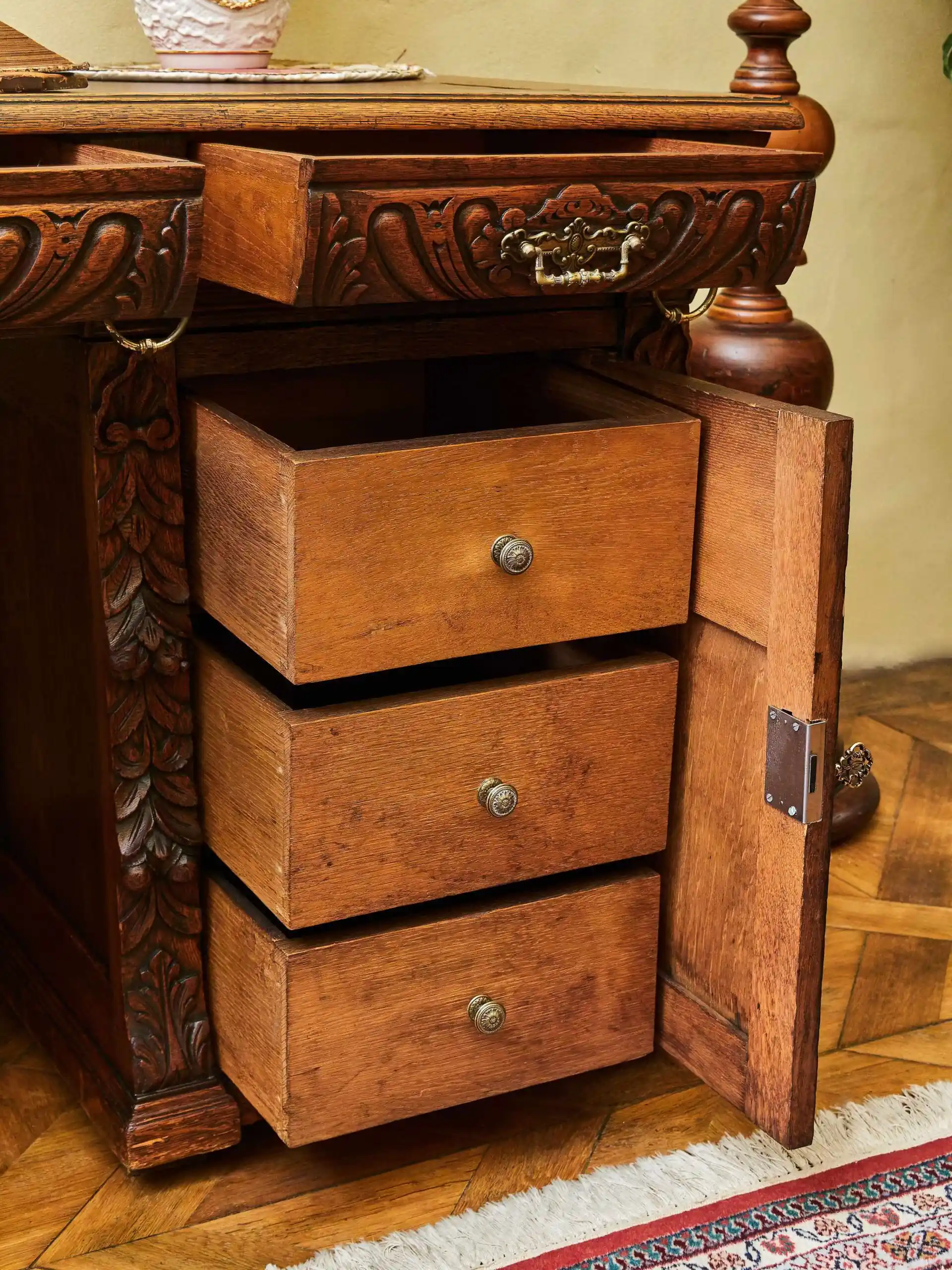 Neorenesanční dubový psací stůl