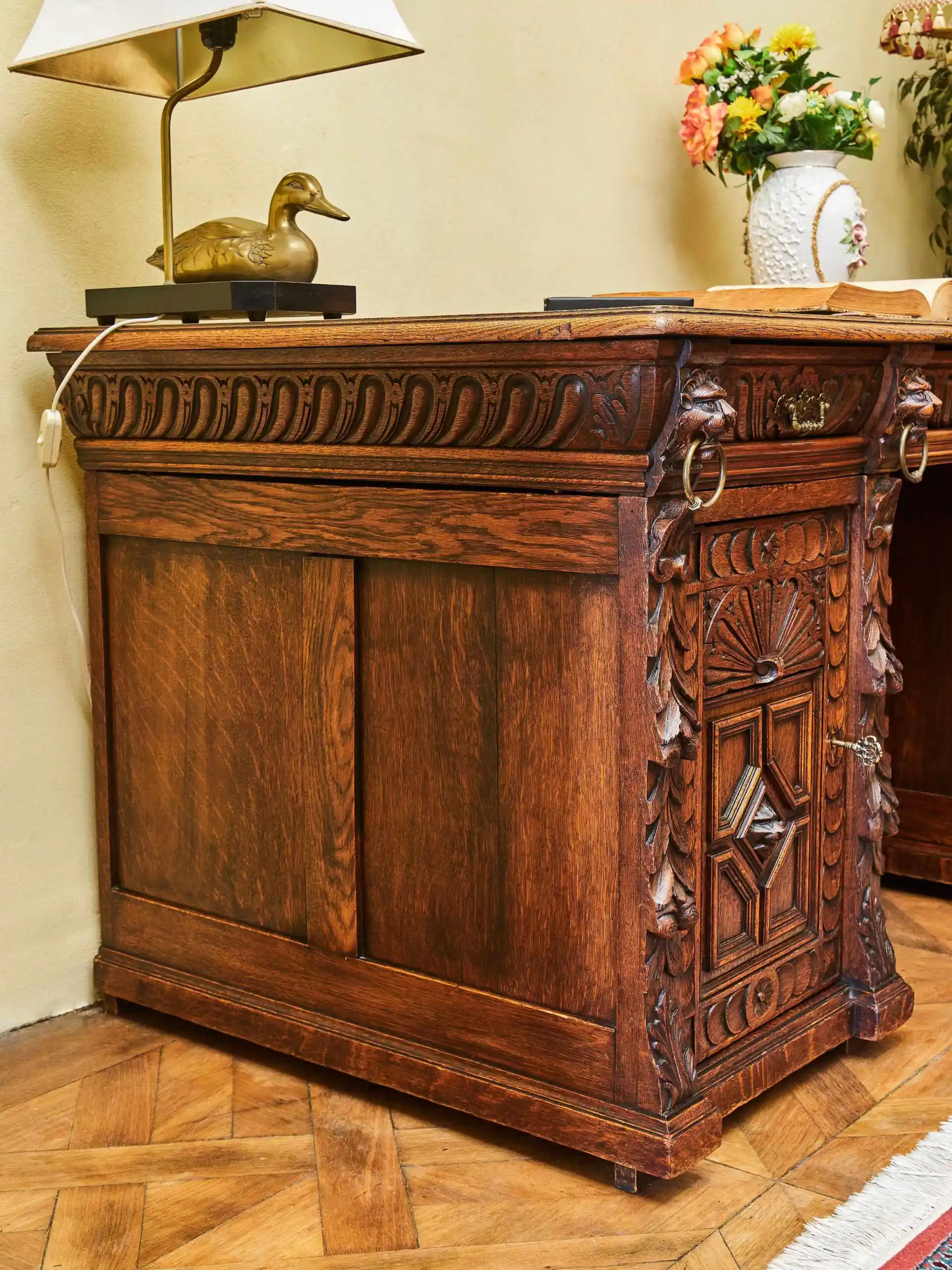 Neorenesanční dubový psací stůl