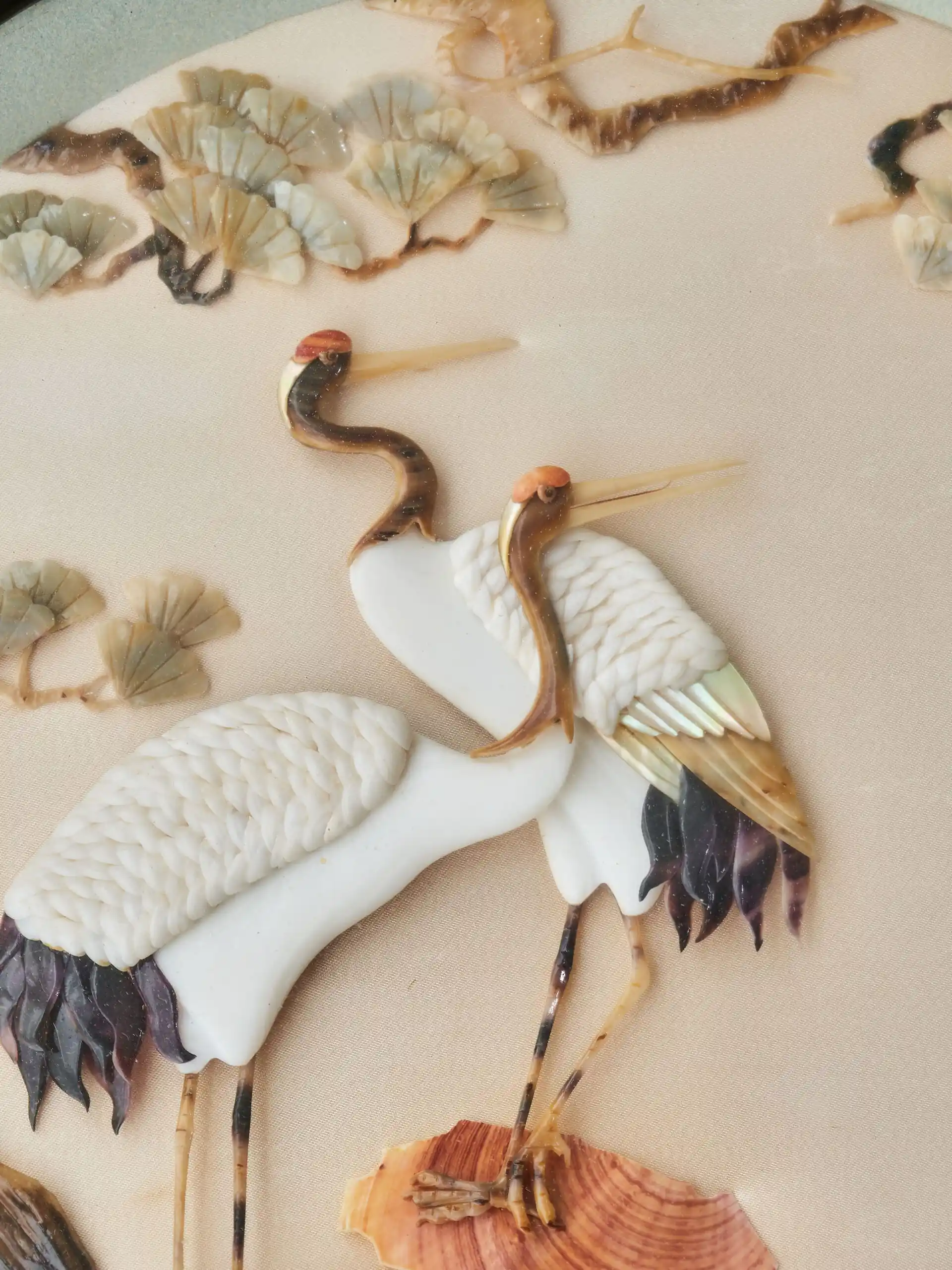 Vykládaný kulatý obraz s čápy