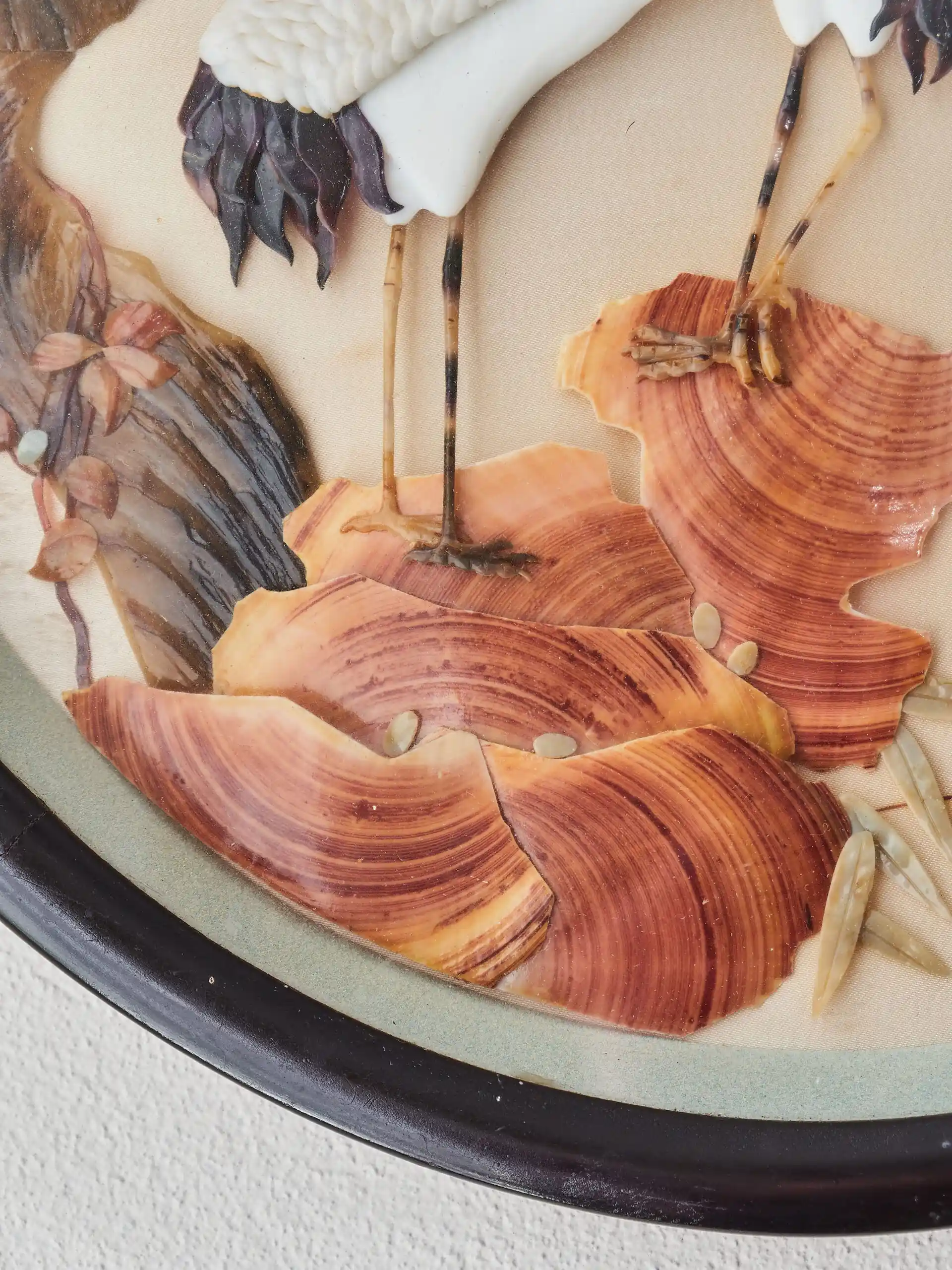 Vykládaný kulatý obraz s čápy