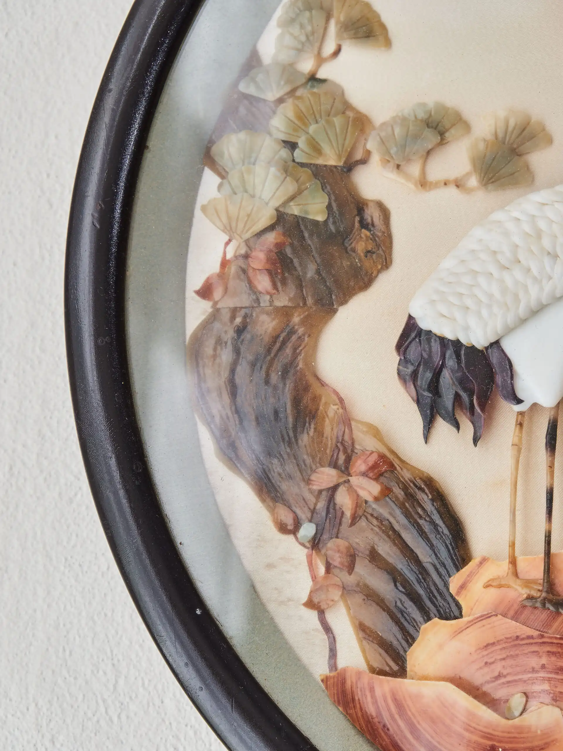 Vykládaný kulatý obraz s čápy