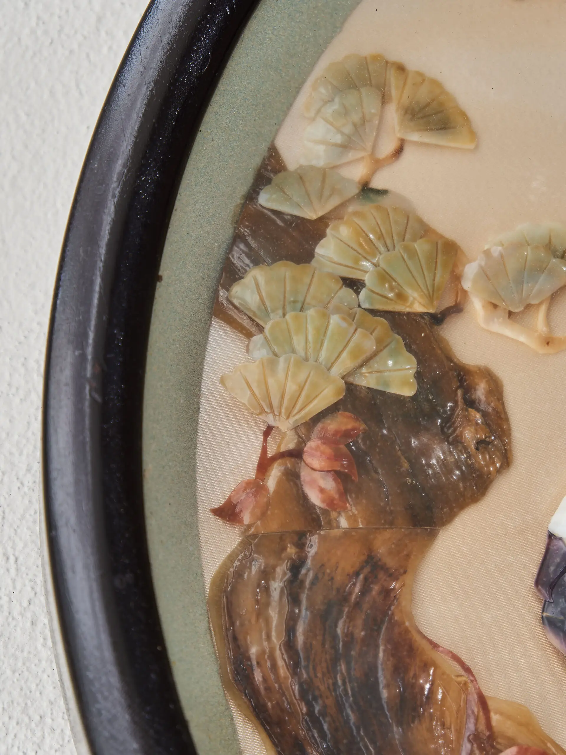 Vykládaný kulatý obraz s čápy