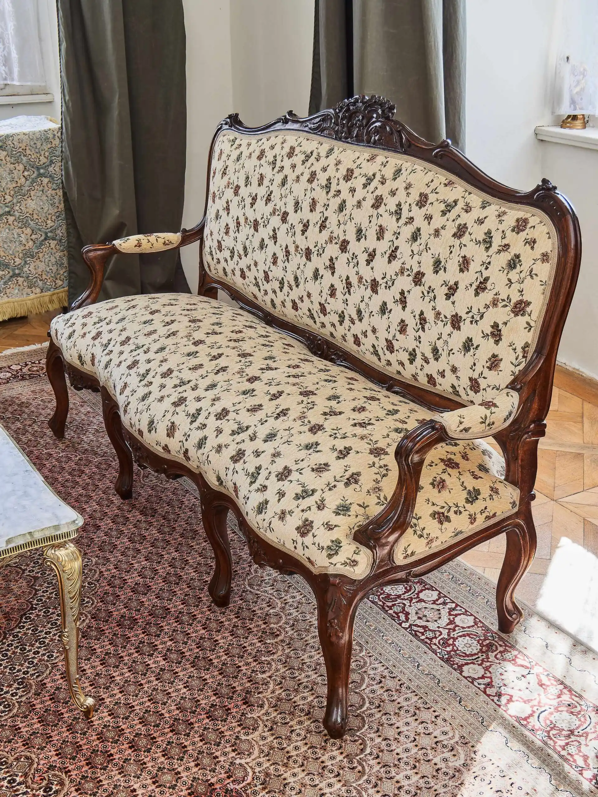 Párové sofy Ludvík XV z 18. století