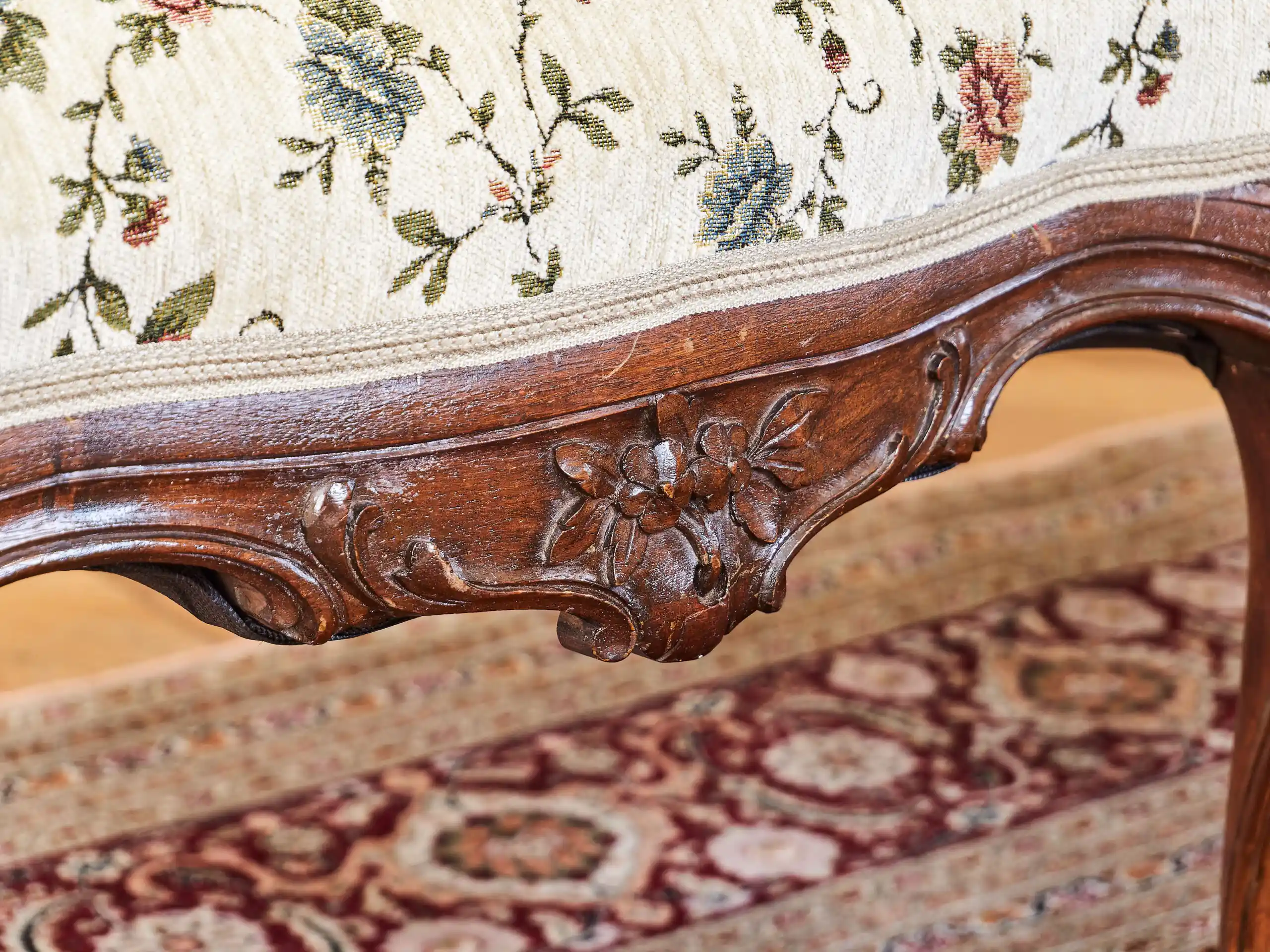 Párové sofy Ludvík XV z 18. století