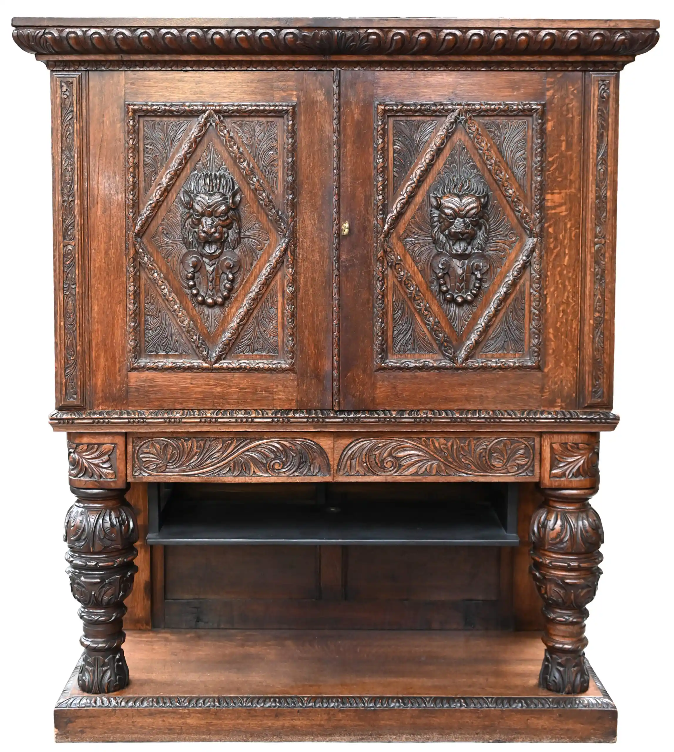 Neorenesanční dubová skříň se lvími hlavami