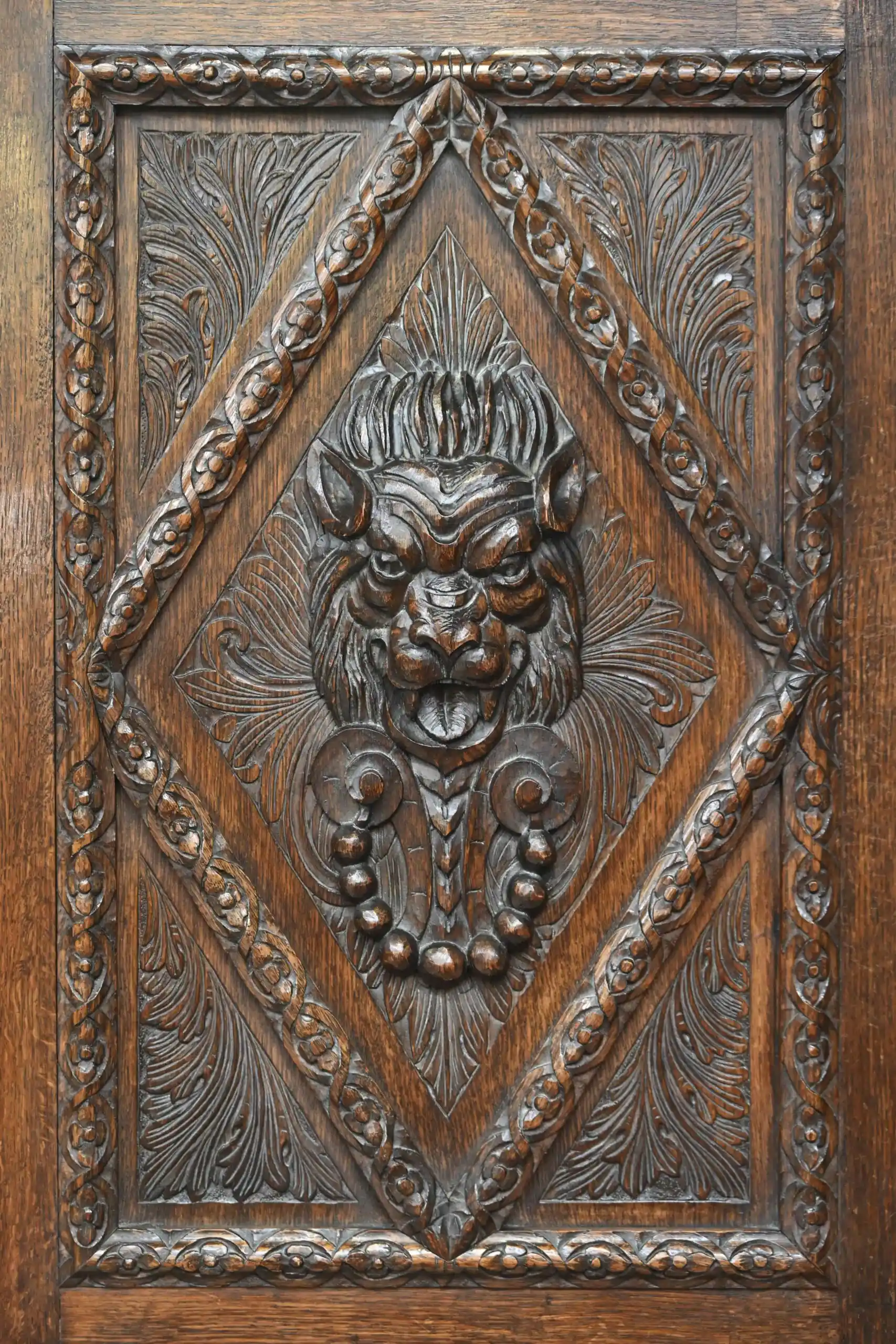 Neorenesanční dubová skříň se lvími hlavami