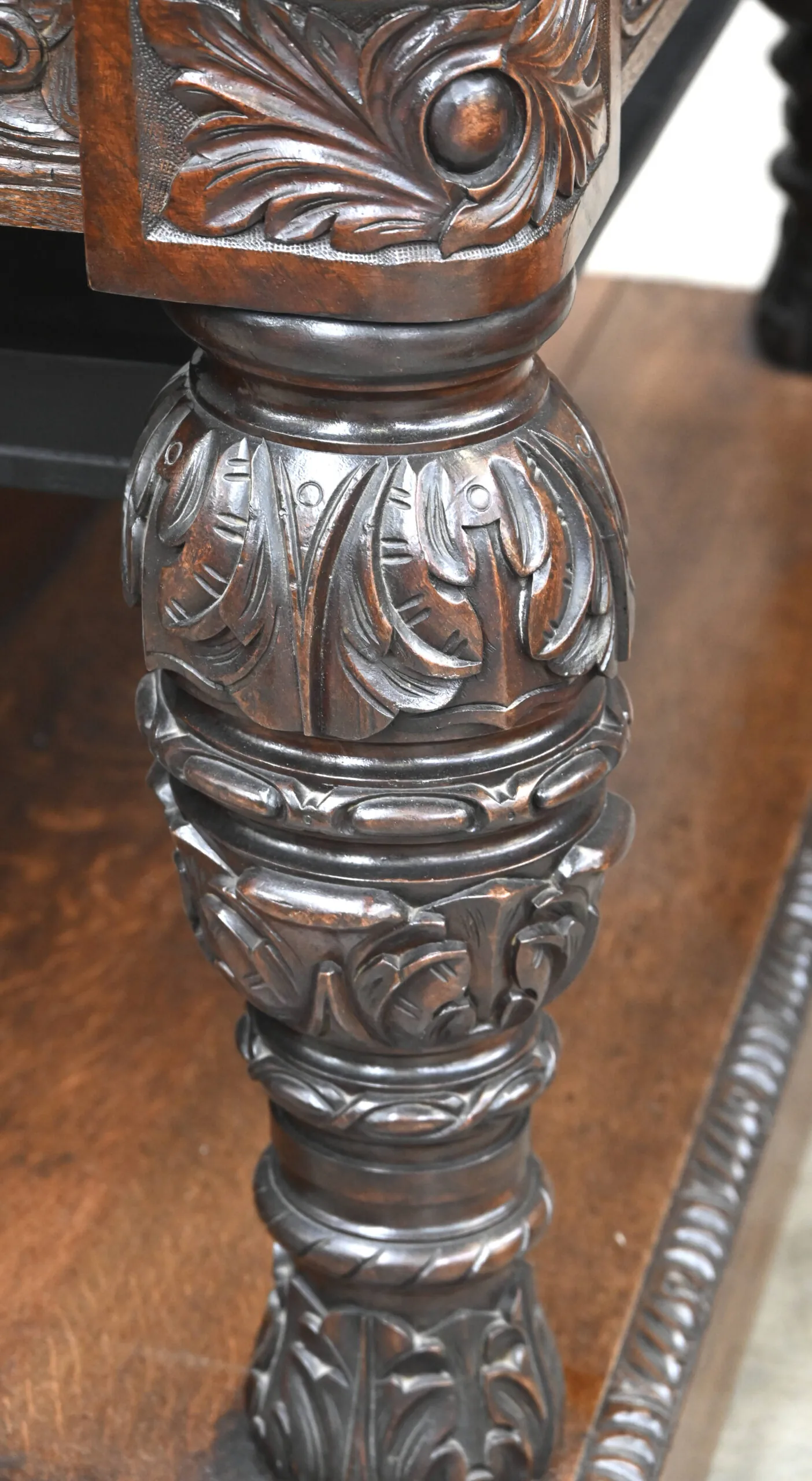 Neorenesanční dubová skříň se lvími hlavami