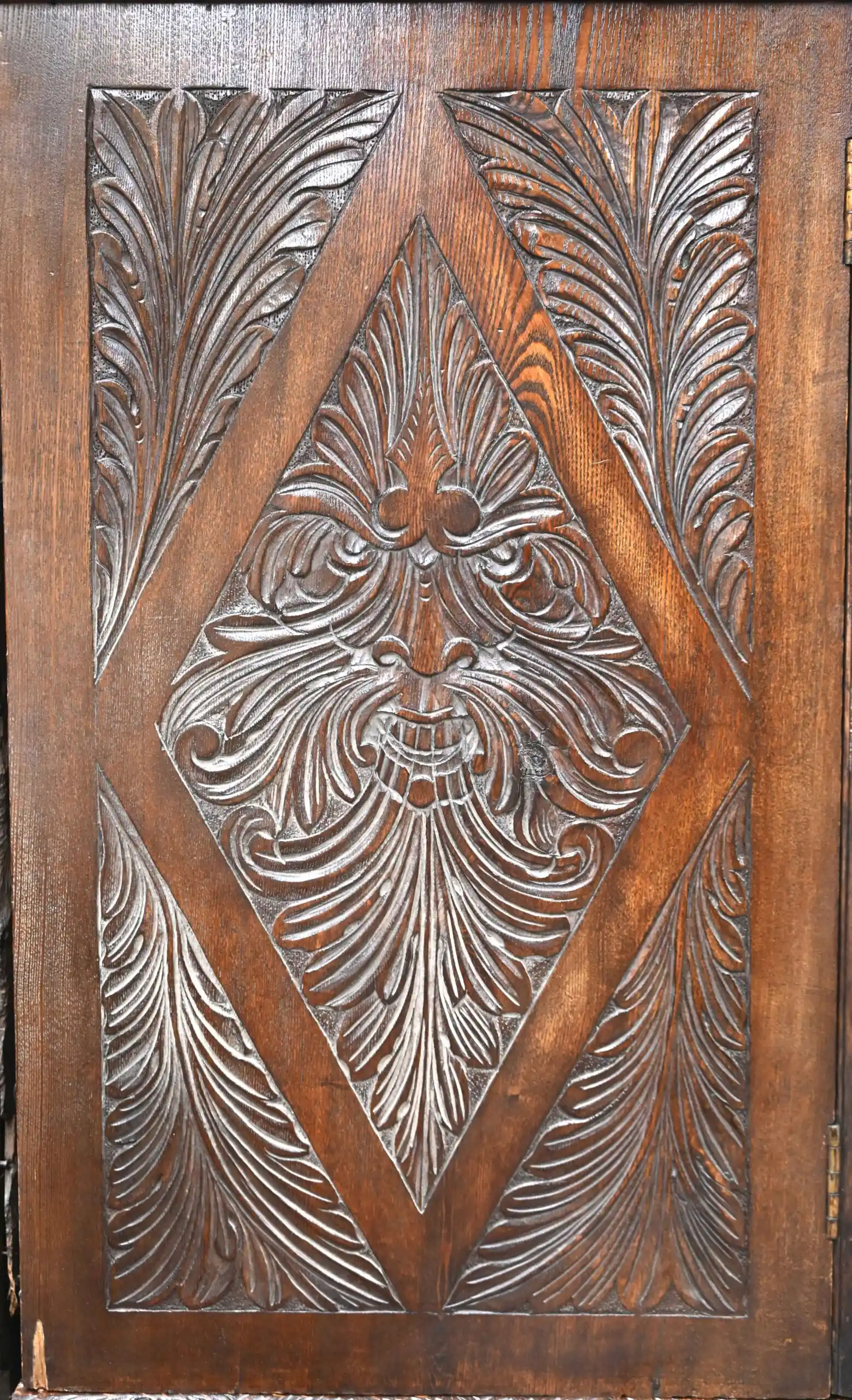 Neorenesanční dubová skříň se lvími hlavami